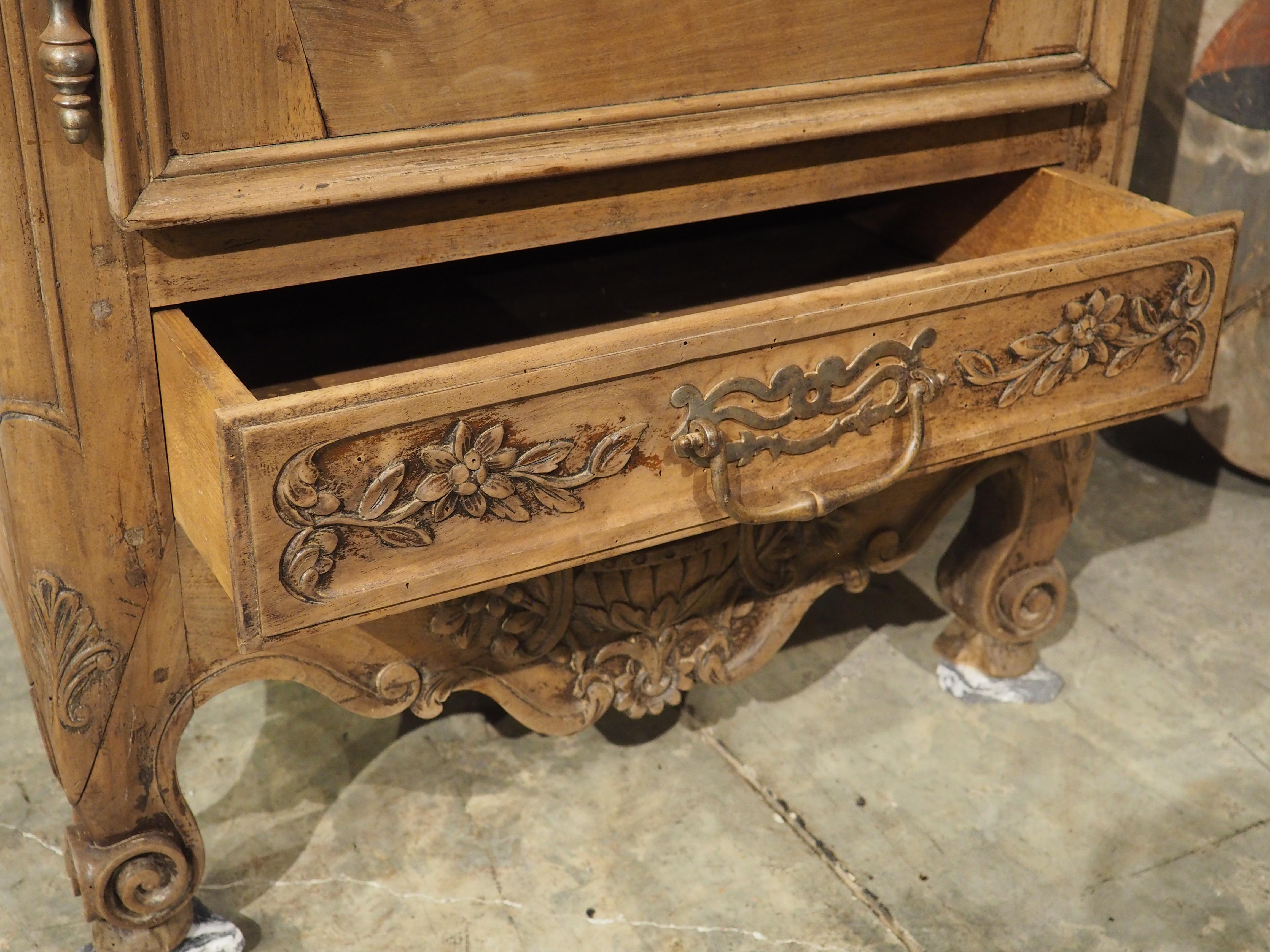 Vitrina Bonnetière in legno di noce francese del XIX secolo proveniente dalla Provenza in vendita 1