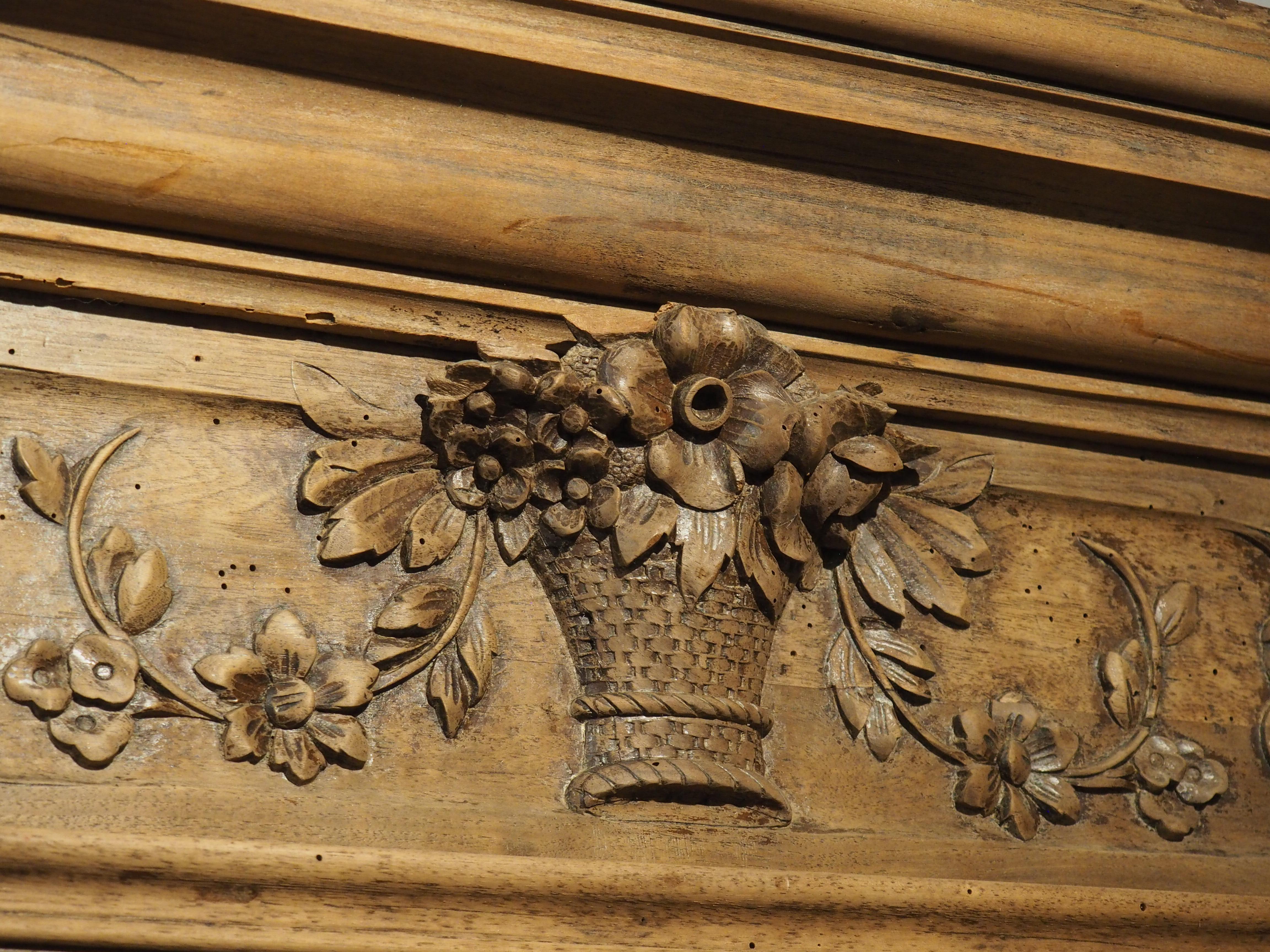 Vitrina Bonnetière in legno di noce francese del XIX secolo proveniente dalla Provenza in vendita 2