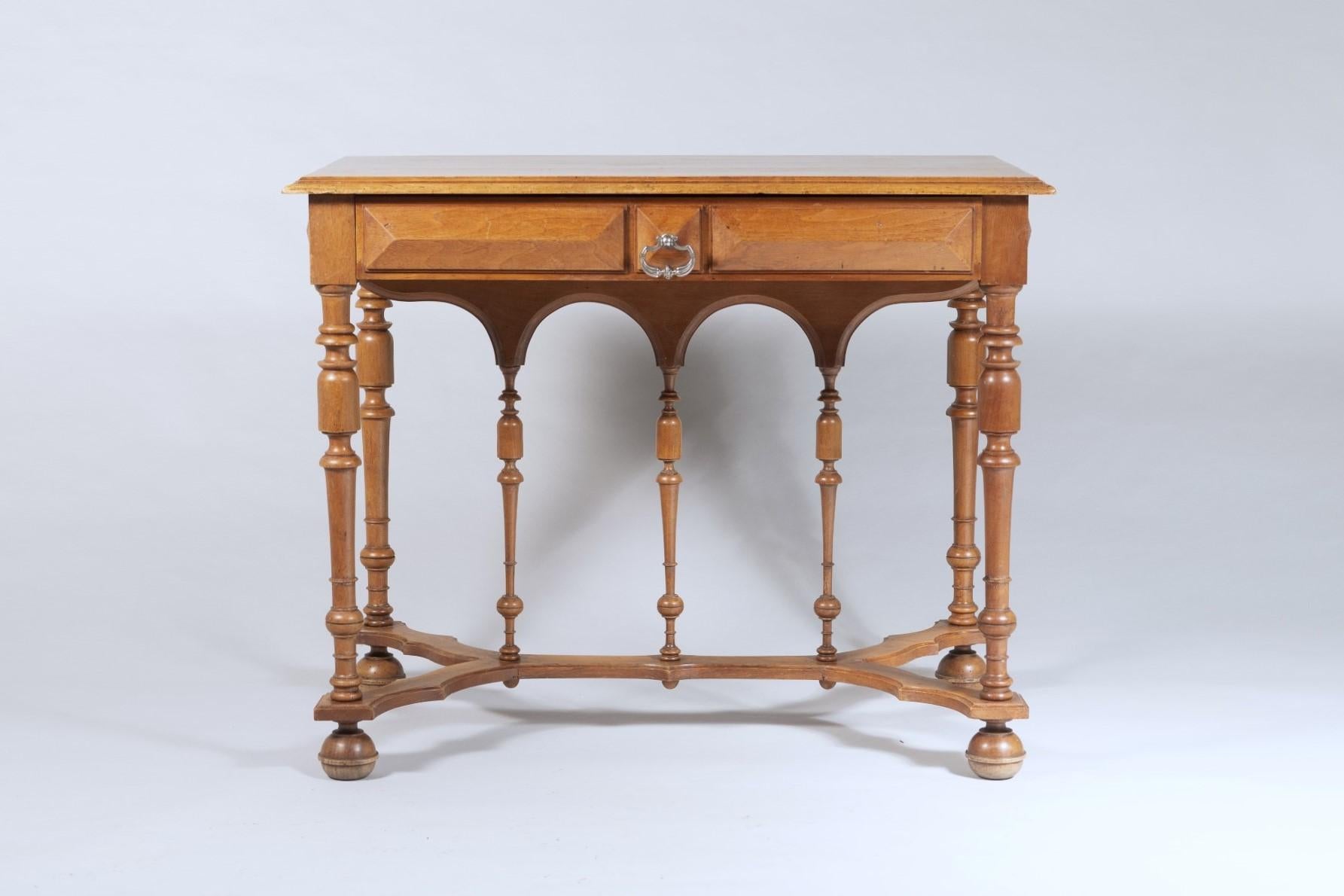 Ein sehr dekorativer Beistelltisch aus Nussbaum des 19. Jahrhunderts mit Friesschublade.
Der Tisch zeigt eine wunderbare Handwerkskunst, mit geometrischer Vertäfelung auf dem Fries, vier balusterförmigen Beinen und passenden dekorativen Stützen auf