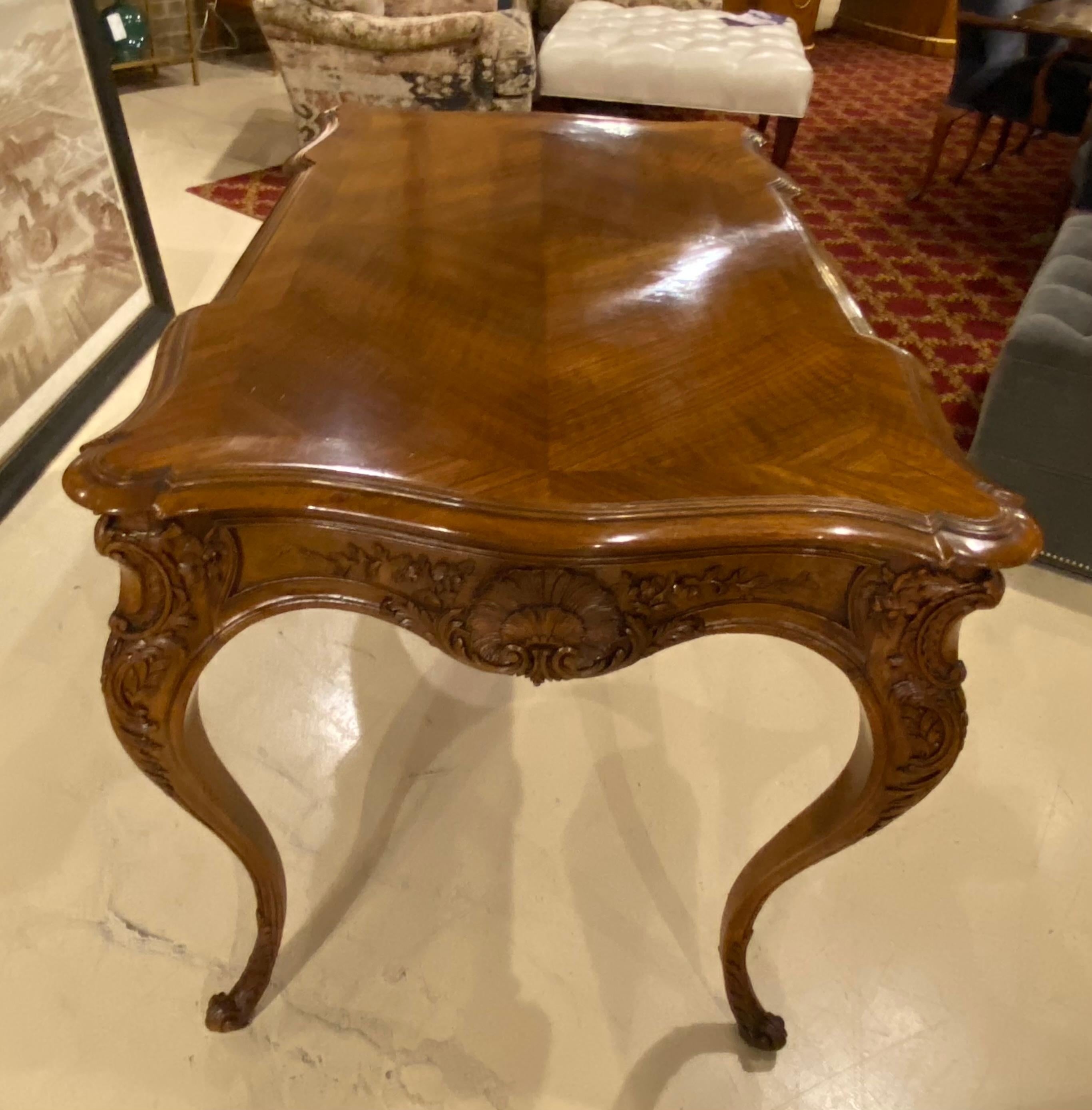Französischer Schreibtisch aus Nussbaumholz des 19. Jahrhunderts, Cabriole-Beine mit gebänderter Platte, Schublade im Angebot 3
