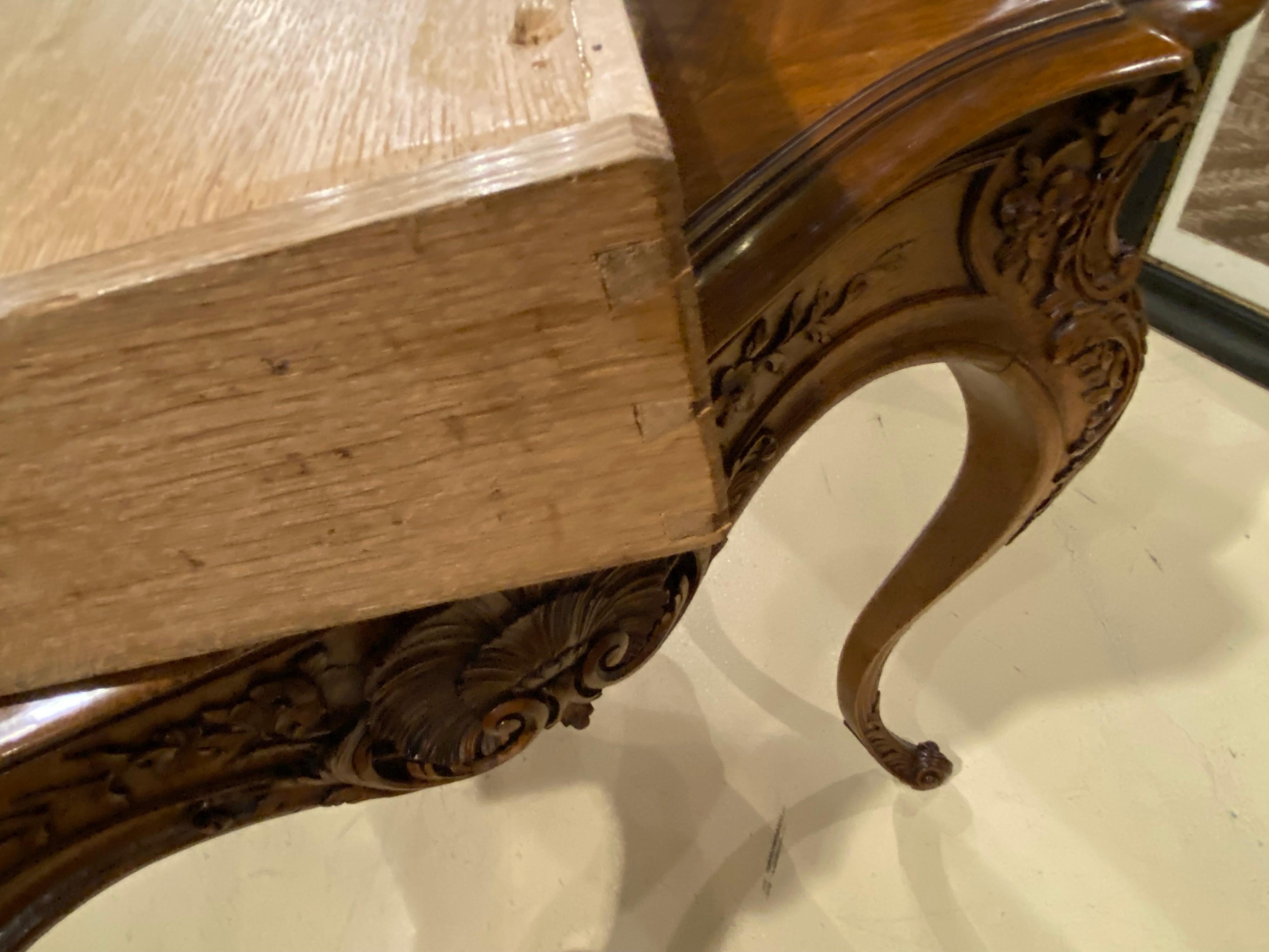 Französischer Schreibtisch aus Nussbaumholz des 19. Jahrhunderts, Cabriole-Beine mit gebänderter Platte, Schublade im Angebot 7
