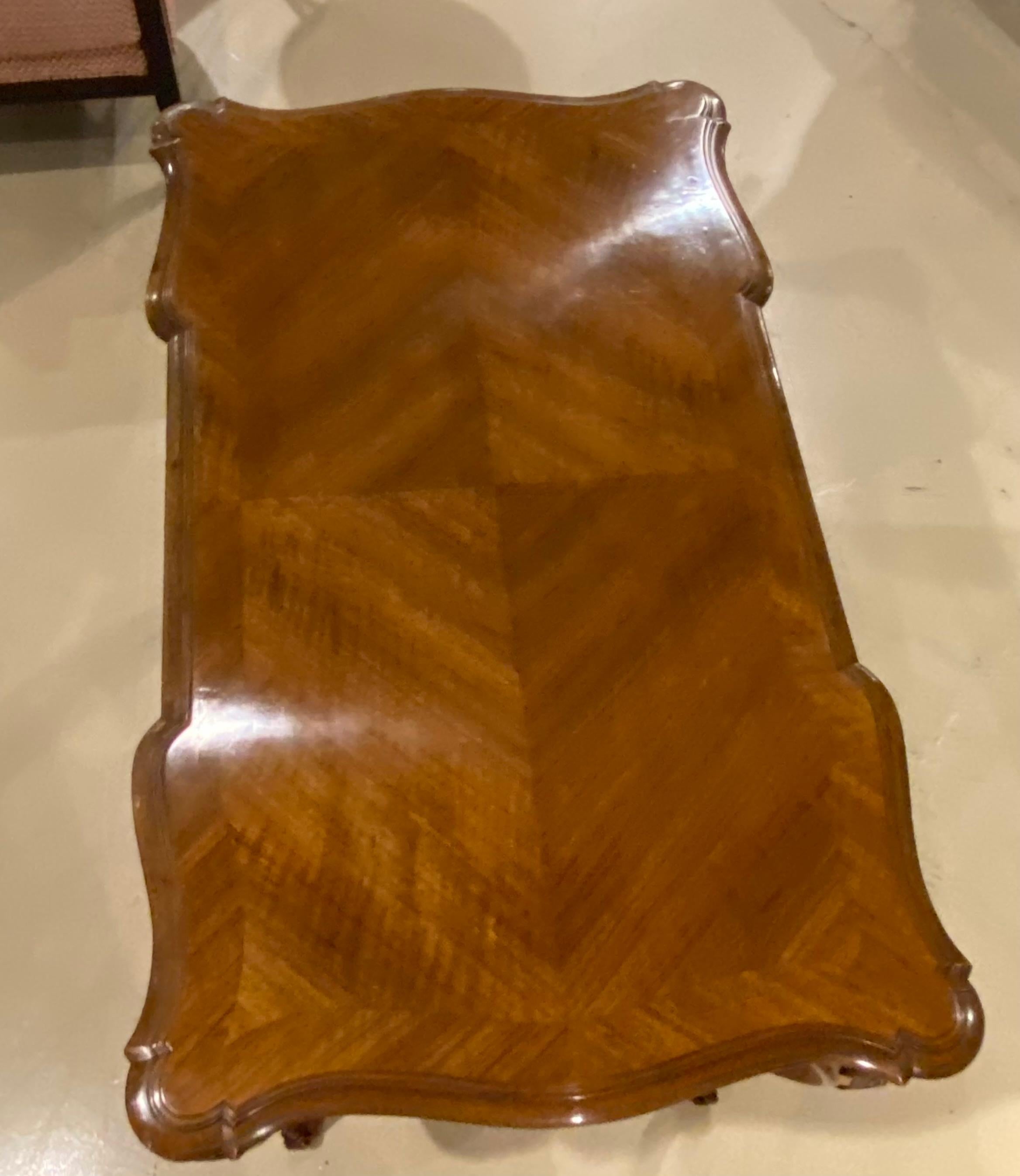 Französischer Schreibtisch aus Nussbaumholz des 19. Jahrhunderts, Cabriole-Beine mit gebänderter Platte, Schublade im Zustand „Gut“ im Angebot in Toronto, CA