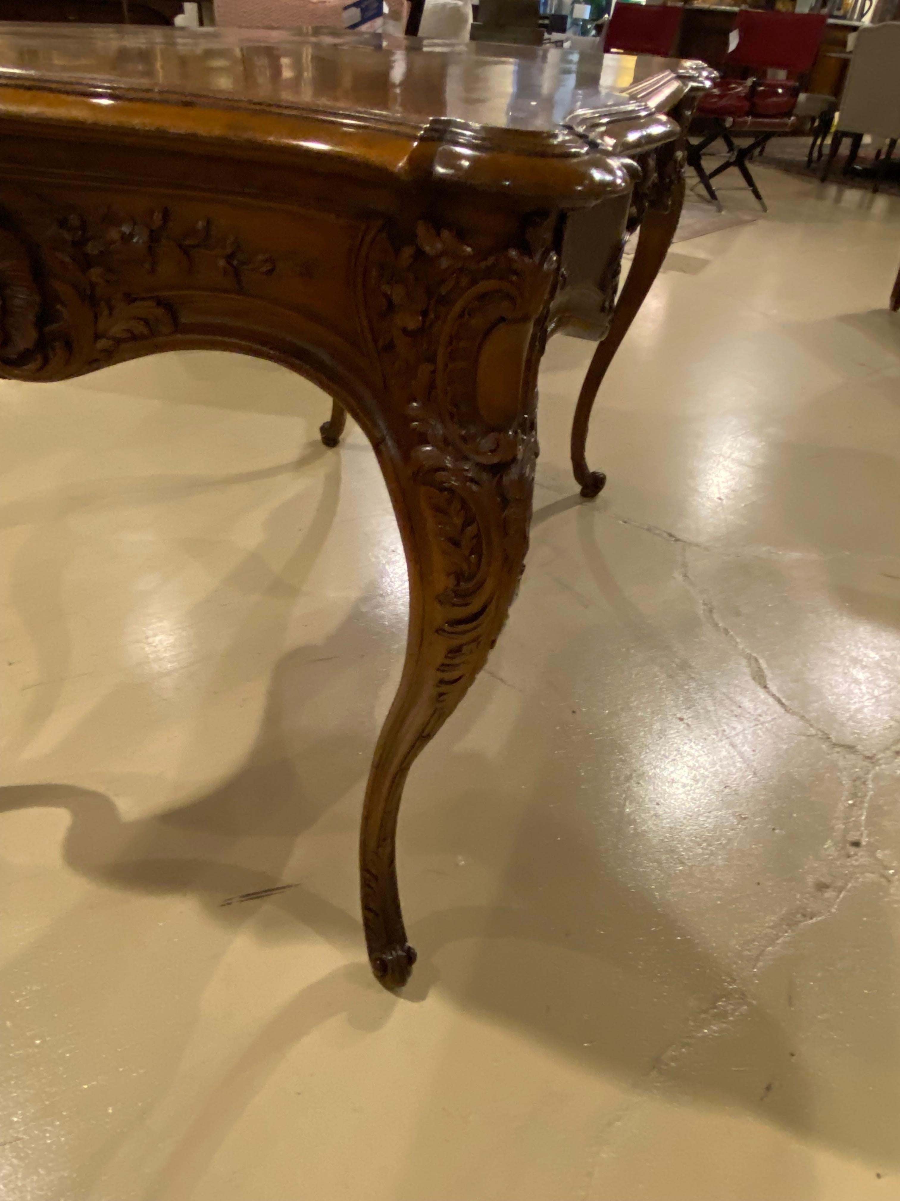 Französischer Schreibtisch aus Nussbaumholz des 19. Jahrhunderts, Cabriole-Beine mit gebänderter Platte, Schublade im Angebot 1