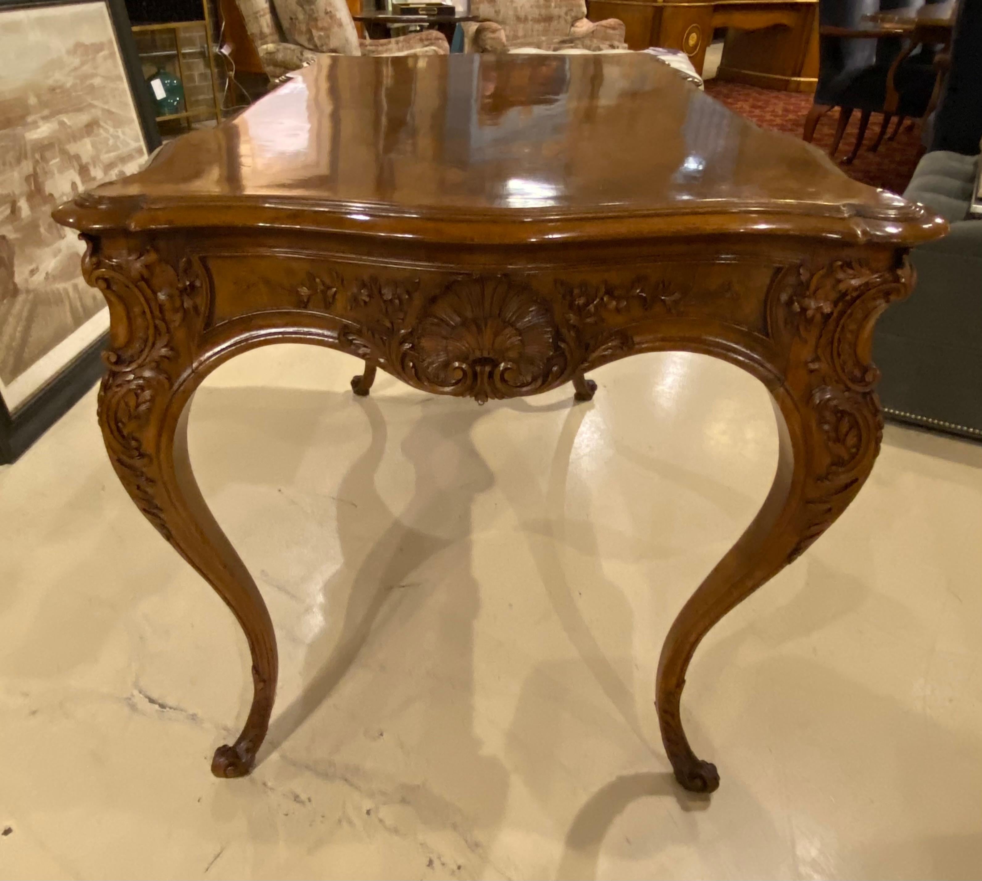 Französischer Schreibtisch aus Nussbaumholz des 19. Jahrhunderts, Cabriole-Beine mit gebänderter Platte, Schublade im Angebot 2