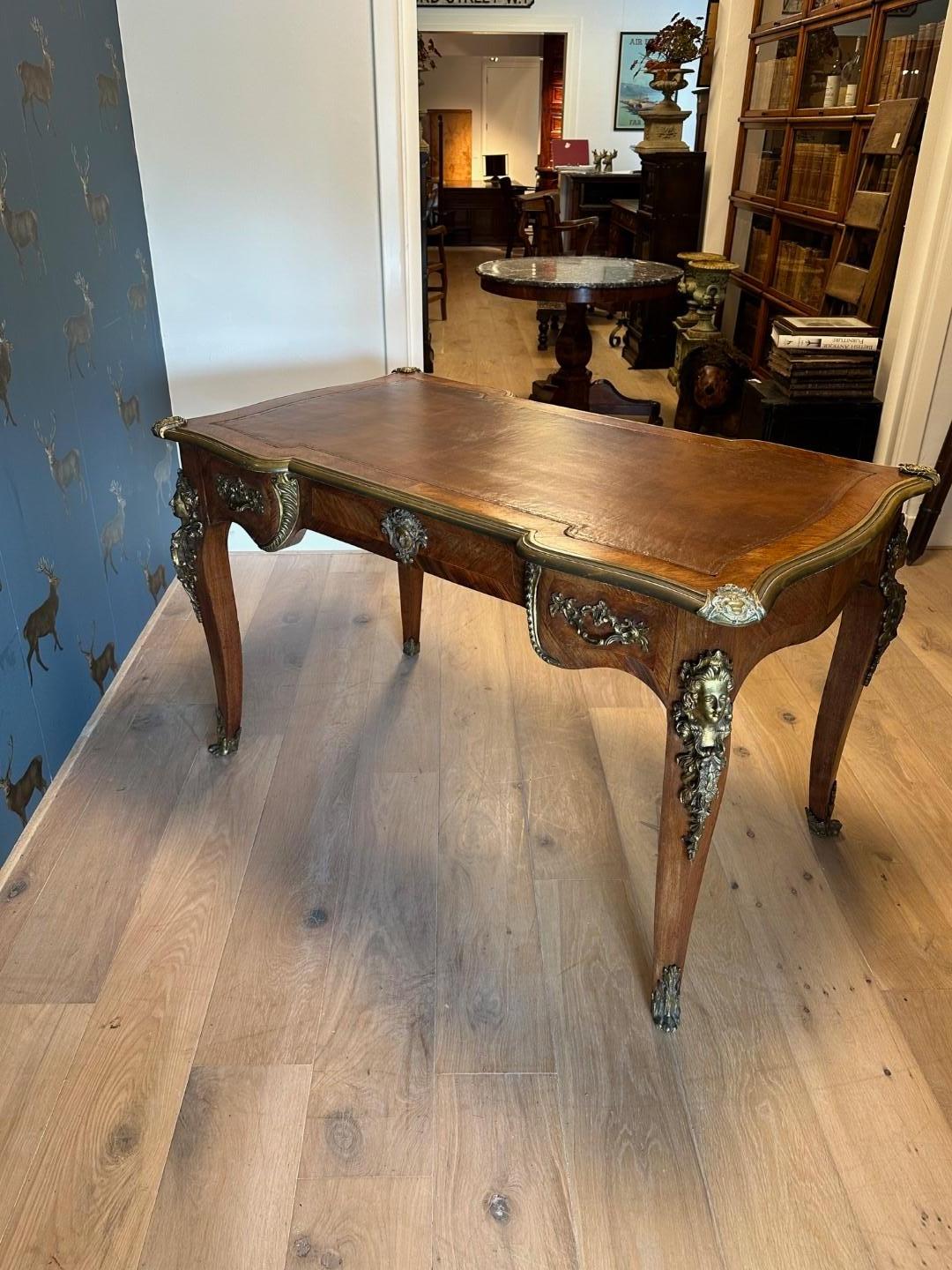 19th Century French Walnut writing table For Sale 6