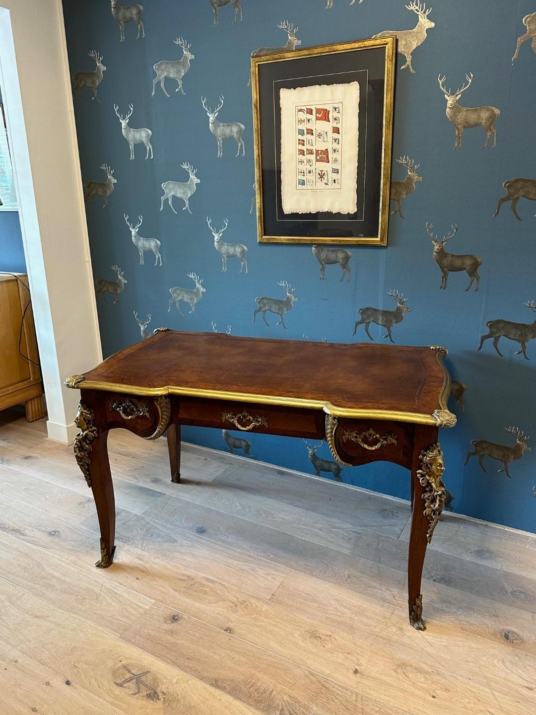 19th Century French Walnut writing table For Sale 2