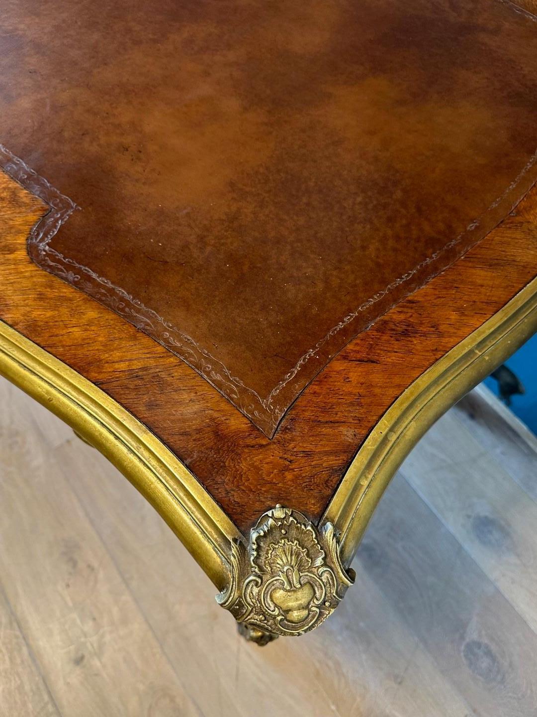 19th Century French Walnut writing table For Sale 4