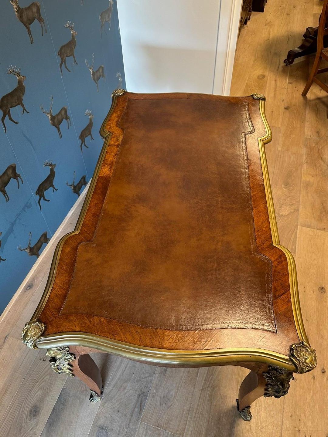 19th Century French Walnut writing table For Sale 5