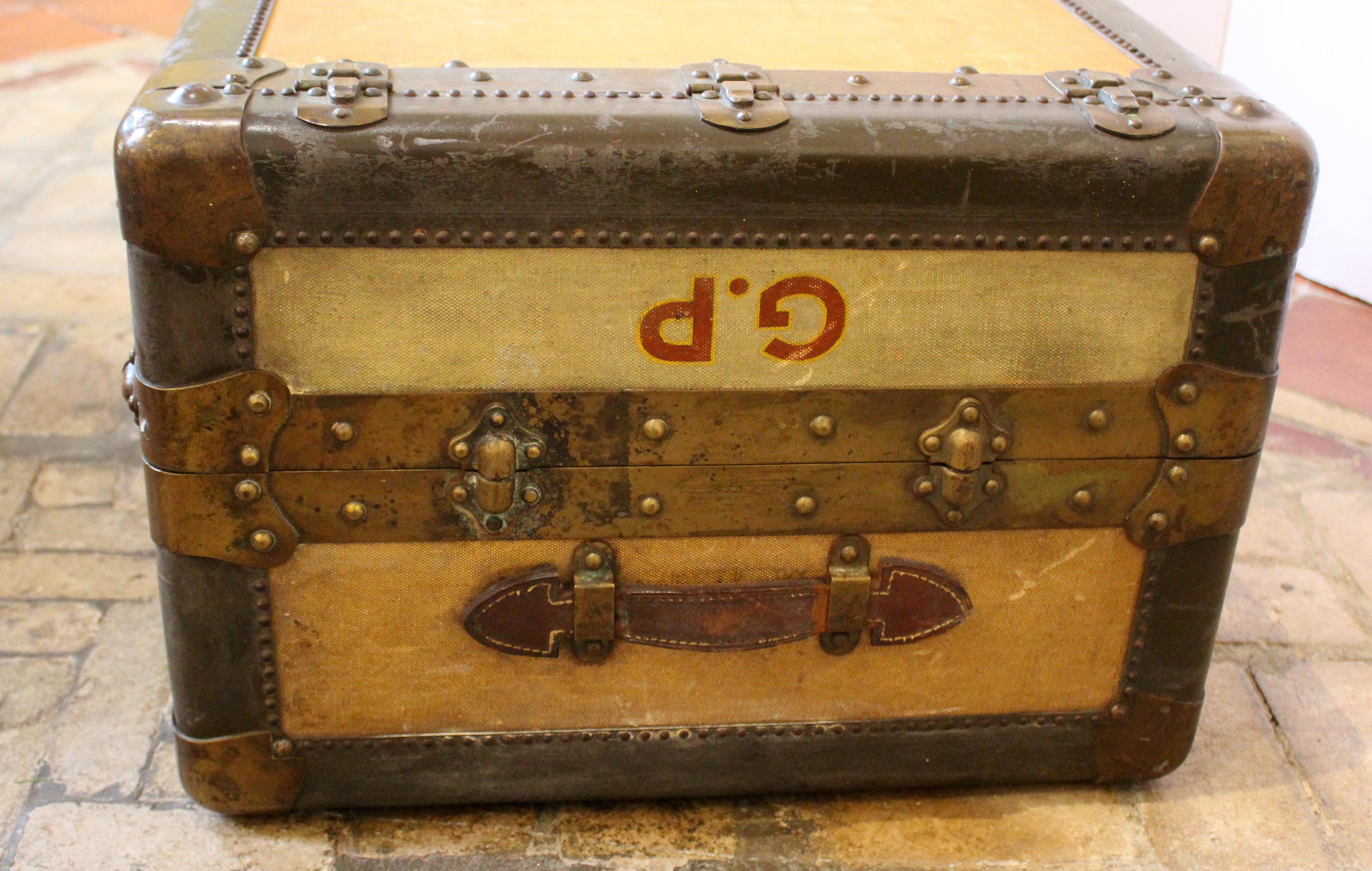 Ein Schrankkoffer aus dem 19. Jahrhundert. Gute Qualität, Französisch. Gestreifter Stoff, Holz, Metall und Messing gebunden. Auf der einen Seite zum Aufhängen geeignet, auf der anderen Seite mit Schubladen und ausklappbarem Stauraum. Es ist zum