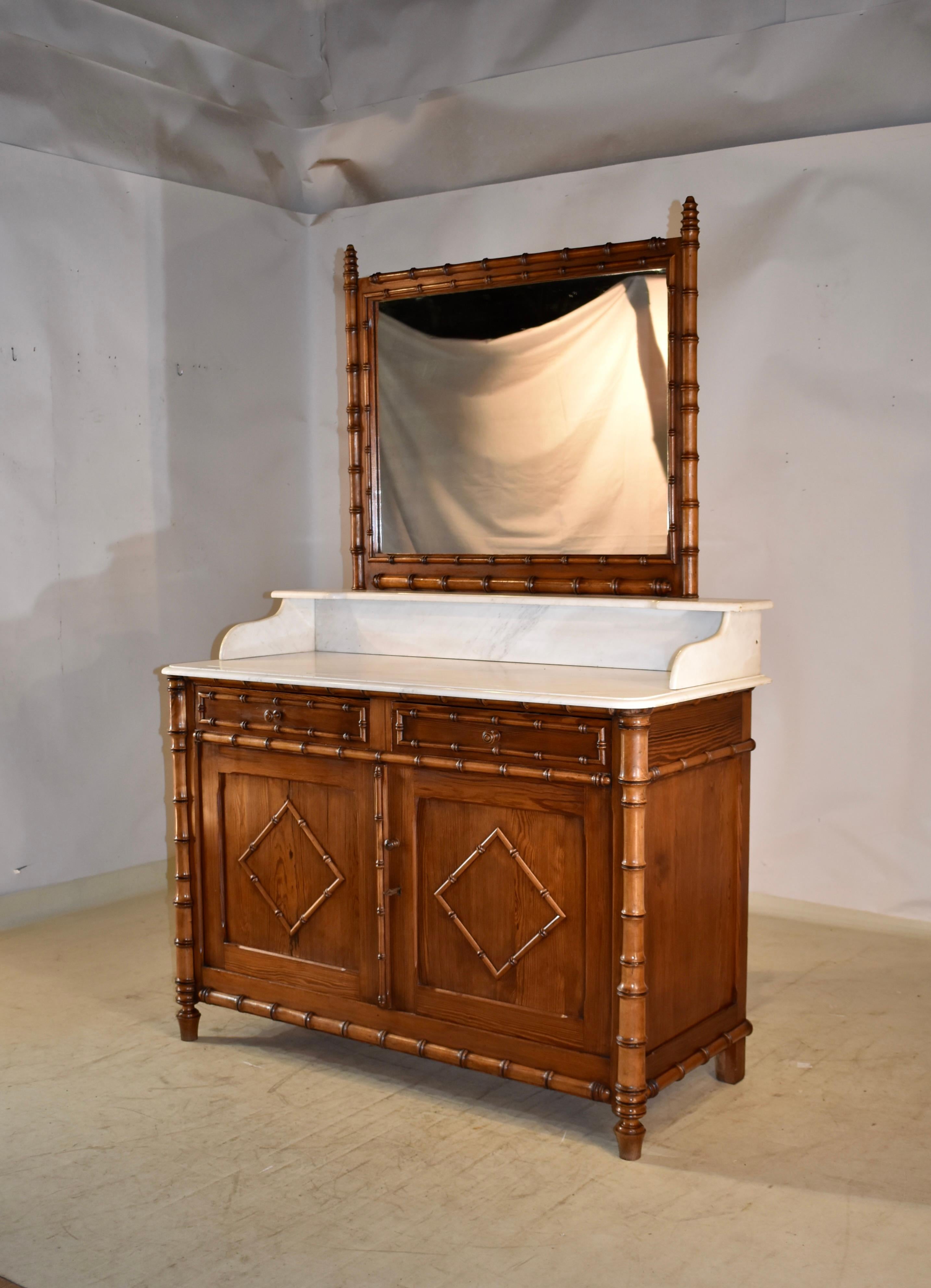 Lave-linge français du 19e siècle avec miroir Bon état - En vente à High Point, NC