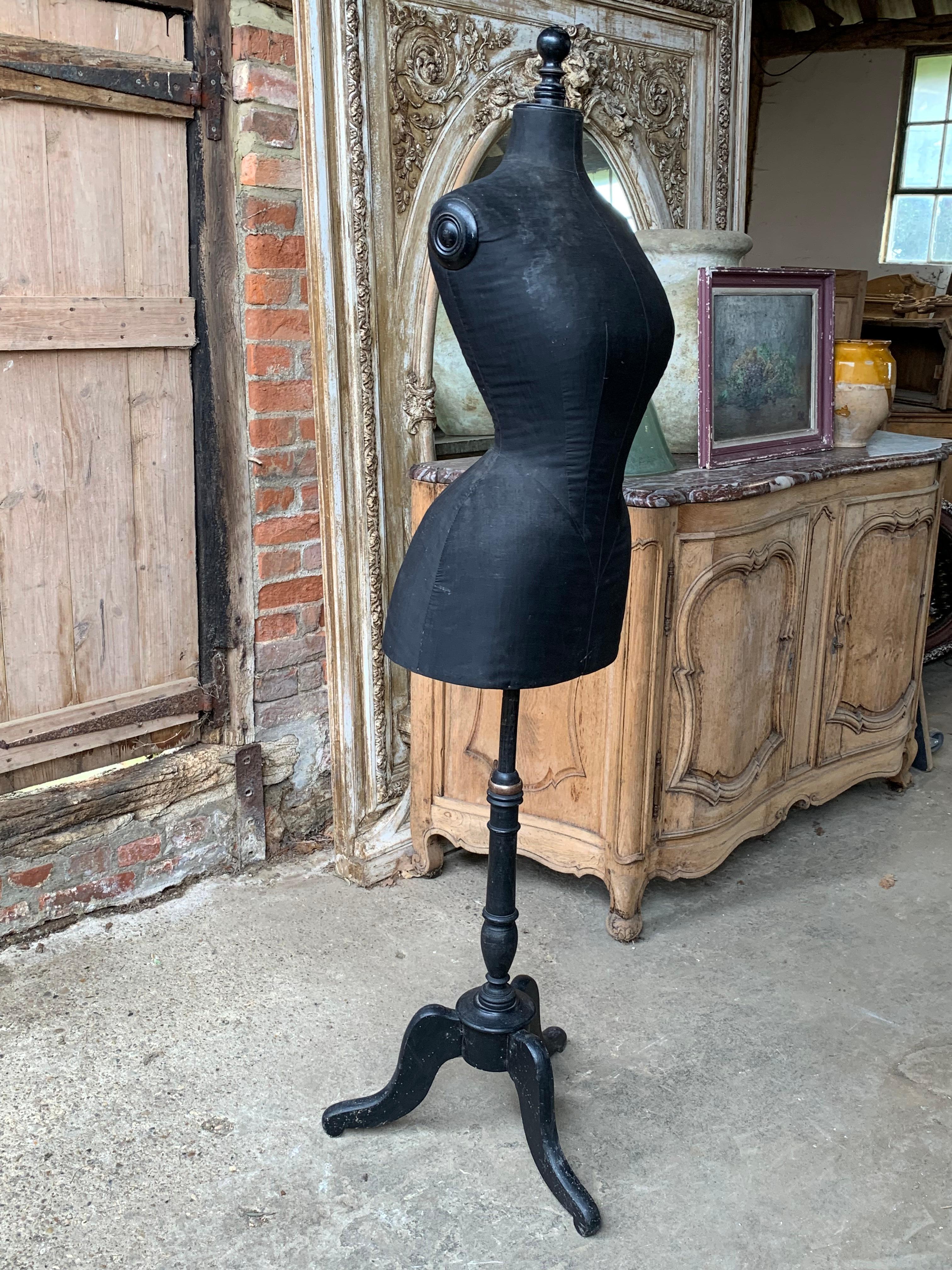 Un bellissimo manichino a vita di vespa francese del XIX secolo, realizzato da Stockman di Parigi. Con tessuto originale in lino nero e supporto in legno tornito ebanizzato. Il cavalletto è completamente regolabile e funziona come