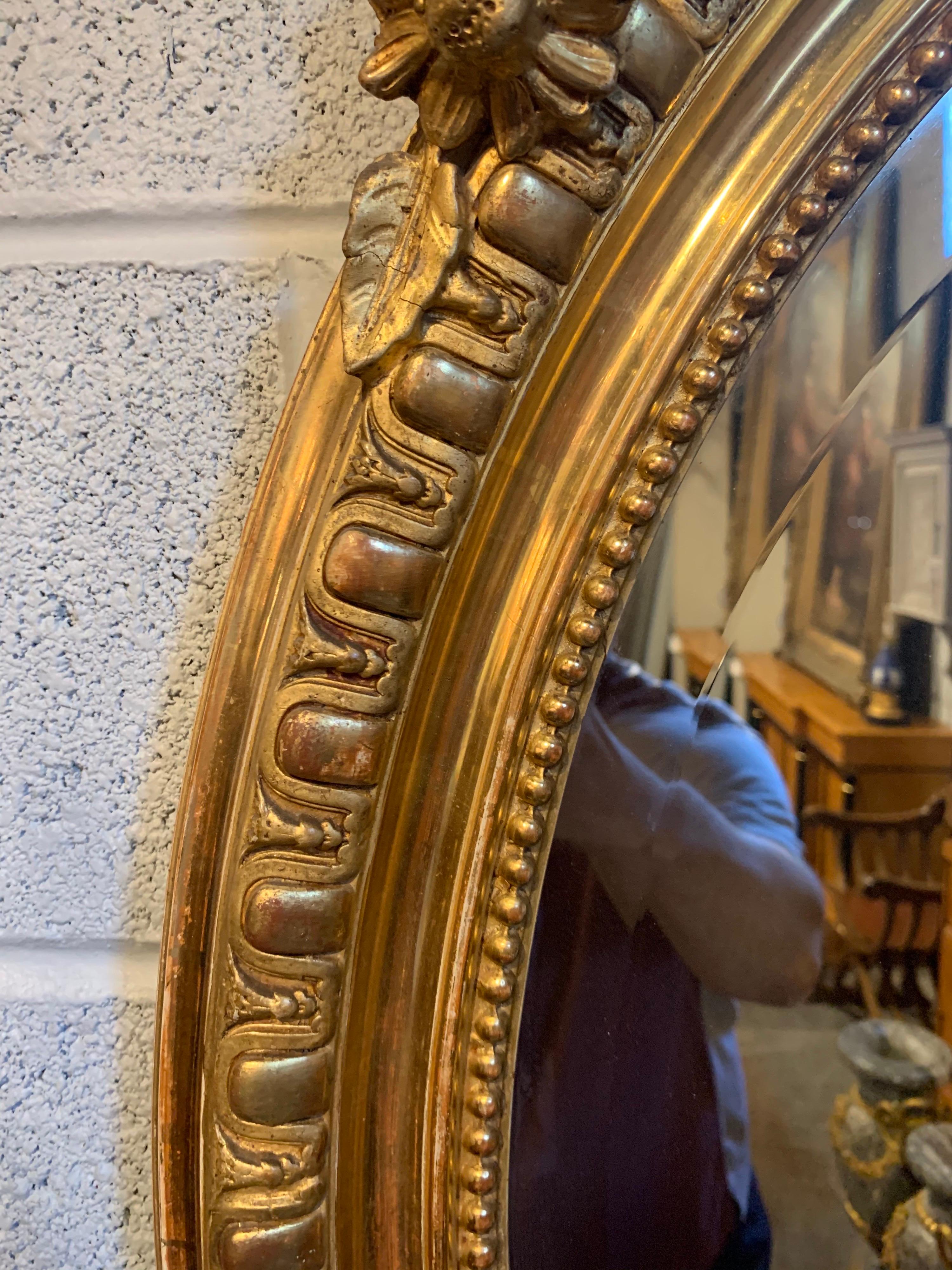 Français Miroir français du 19ème siècle doré à l'eau