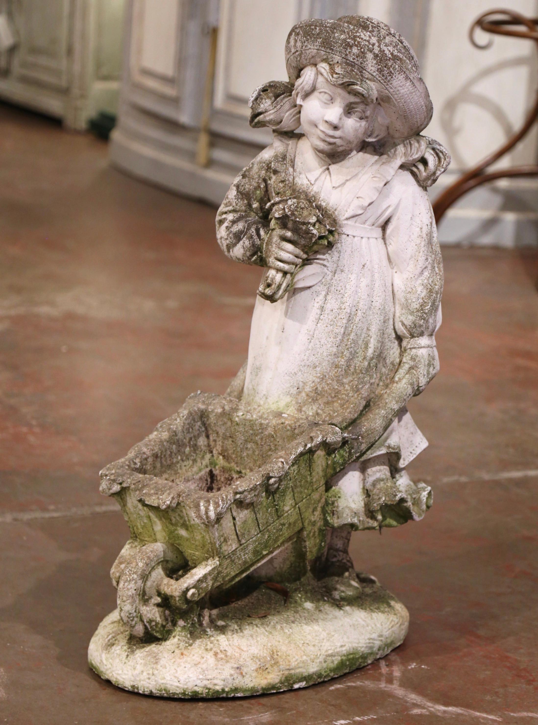 Französische verwitterte Garten-Skulptur „Girl & Wheelbarrow“ aus Gussbeton, 19. Jahrhundert (Land) im Angebot