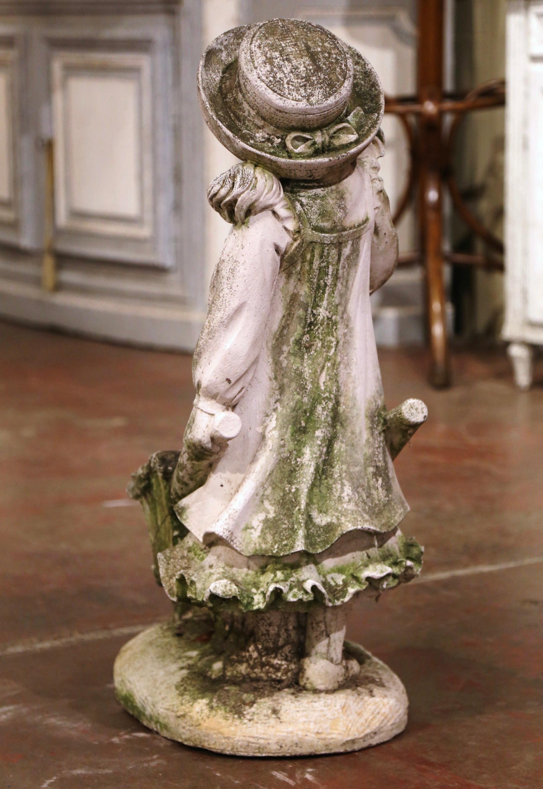 Französische verwitterte Garten-Skulptur „Girl & Wheelbarrow“ aus Gussbeton, 19. Jahrhundert im Angebot 3