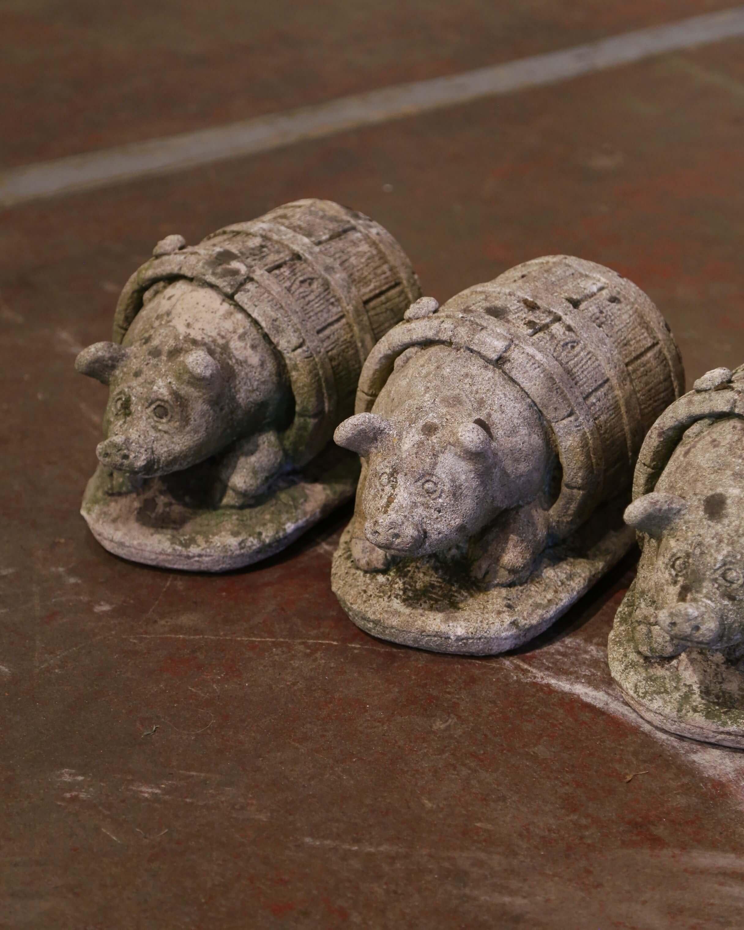 Francese Sculture di maiali in cemento del XIX secolo in barili, set di 4 pezzi in vendita