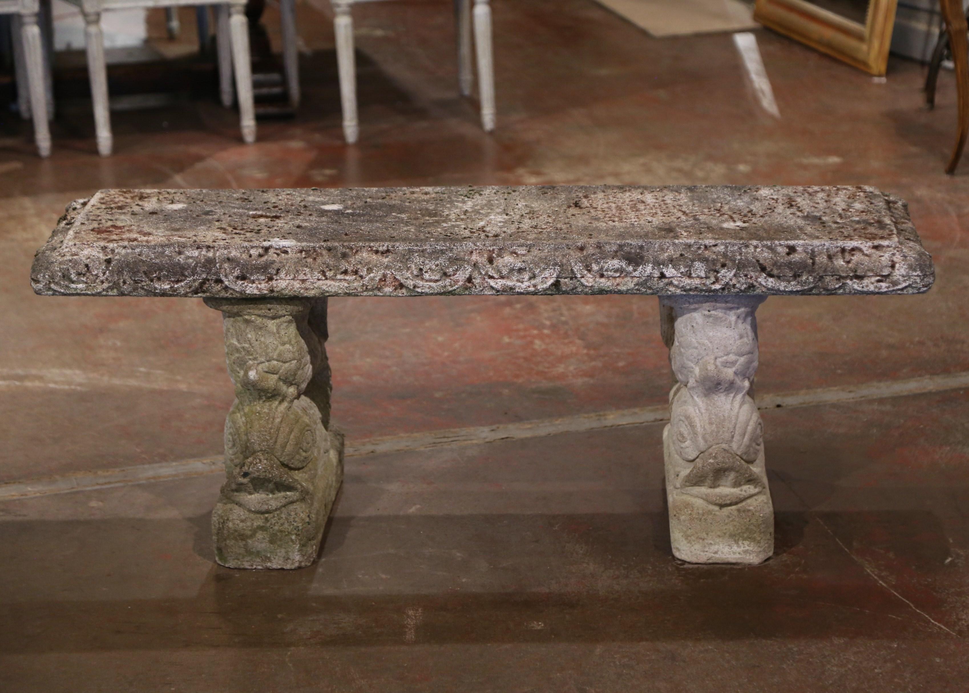 Décorez un jardin ou un patio avec cet élégant banc à piédestal ancien. Fabriqué en pierre vers 1880 et trouvé à Versailles en France, ce banc en trois parties repose sur des bases balustres en forme de poisson, au-dessus d'un large et profond siège