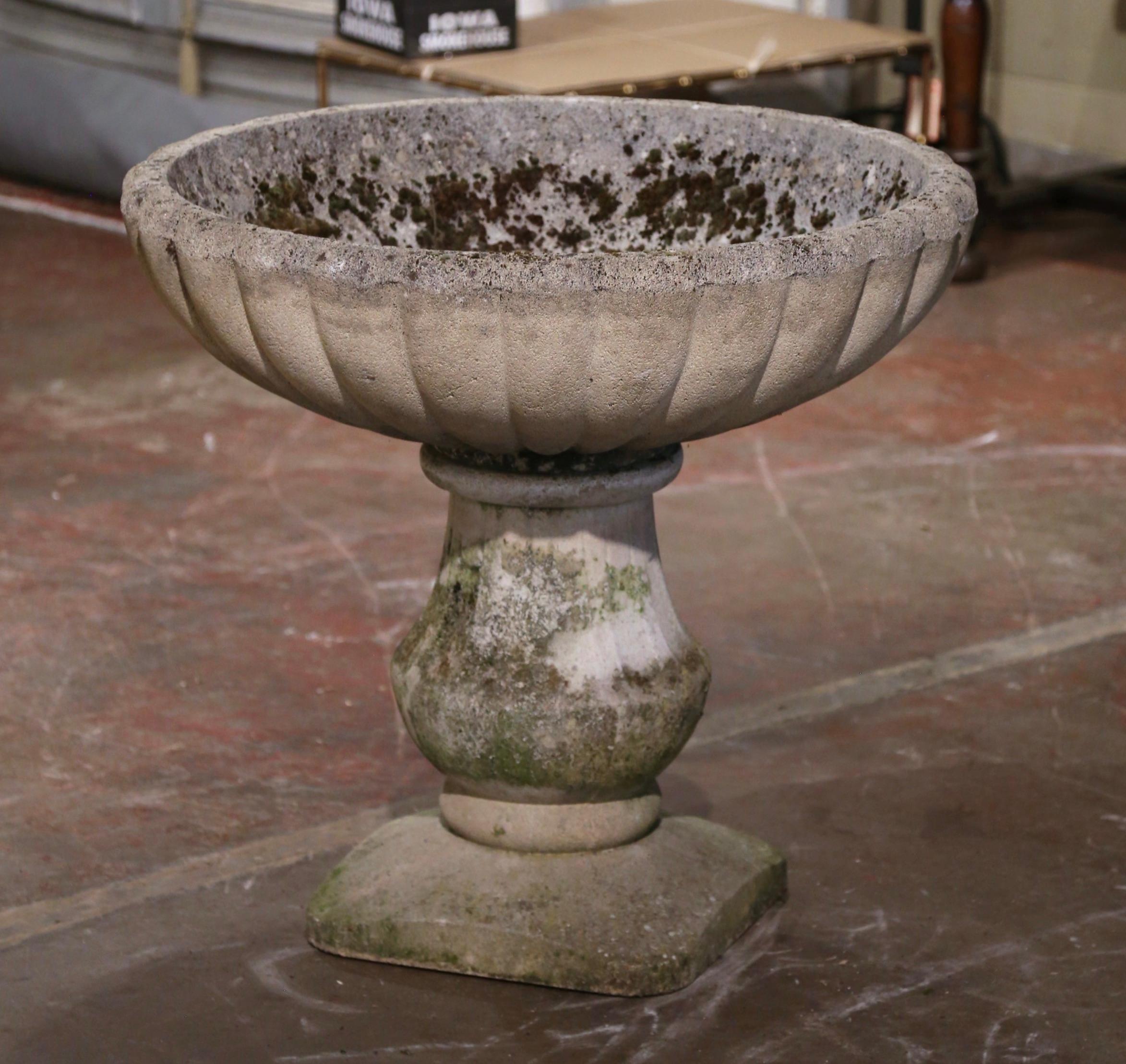 19th Century French Weathered Stone Outdoor Garden Planter Jardinière In Excellent Condition In Dallas, TX