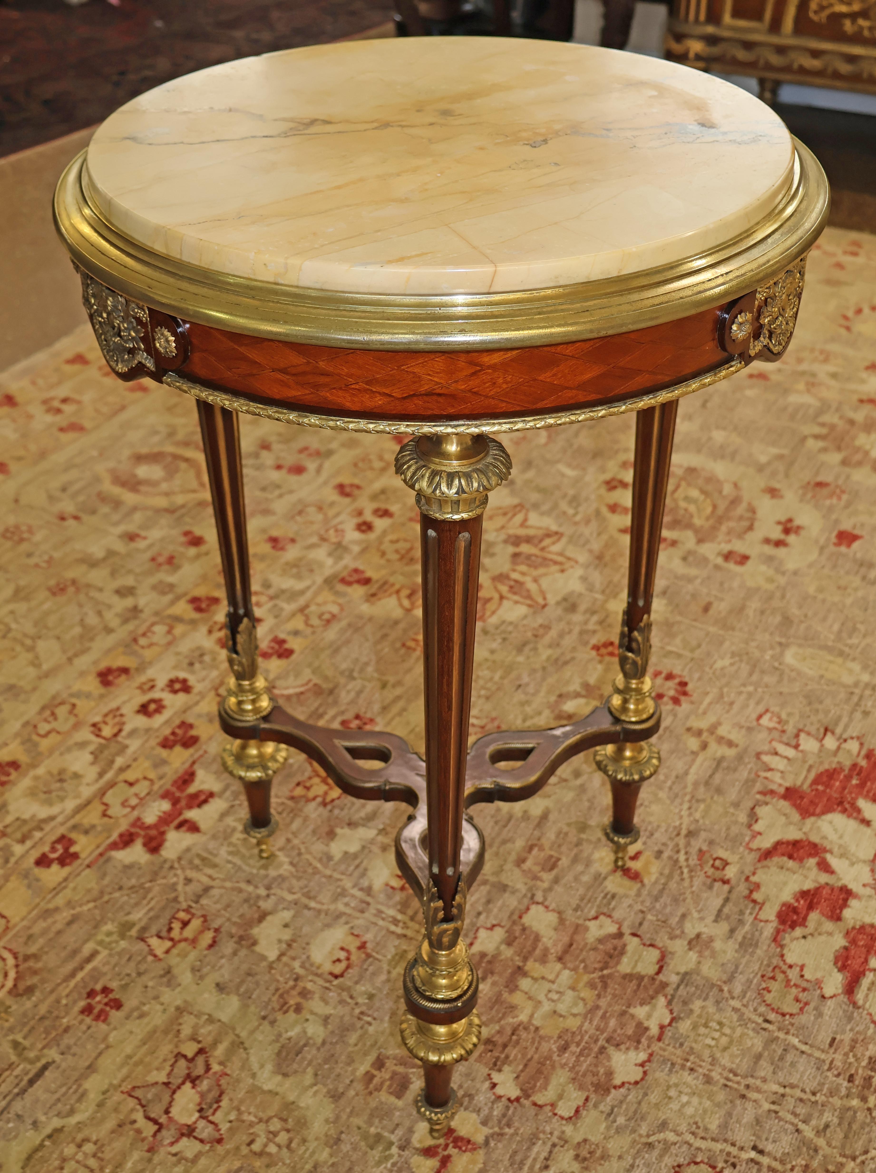 Louis XVI Table de guéridon à plateau de marbre de style Weisweiler du 19e siècle par Henry Dasson en vente