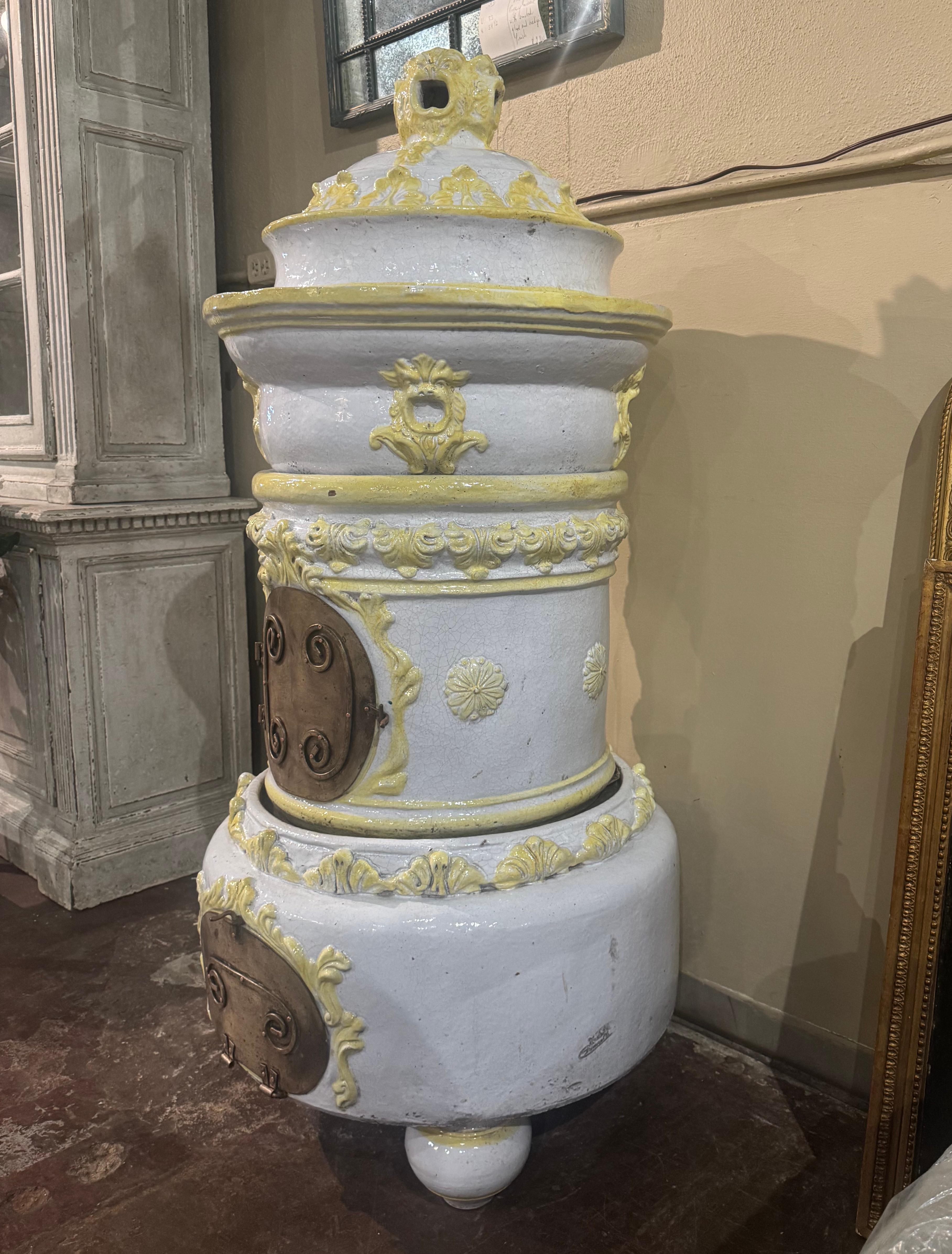 19th Century French White and Yellow Terracotta and Brass Wood Burning Stove In Excellent Condition For Sale In Dallas, TX