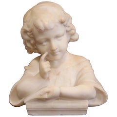 buste en marbre blanc français du 19ème siècle représentant un jeune enfant "apprenant l'alphabet"