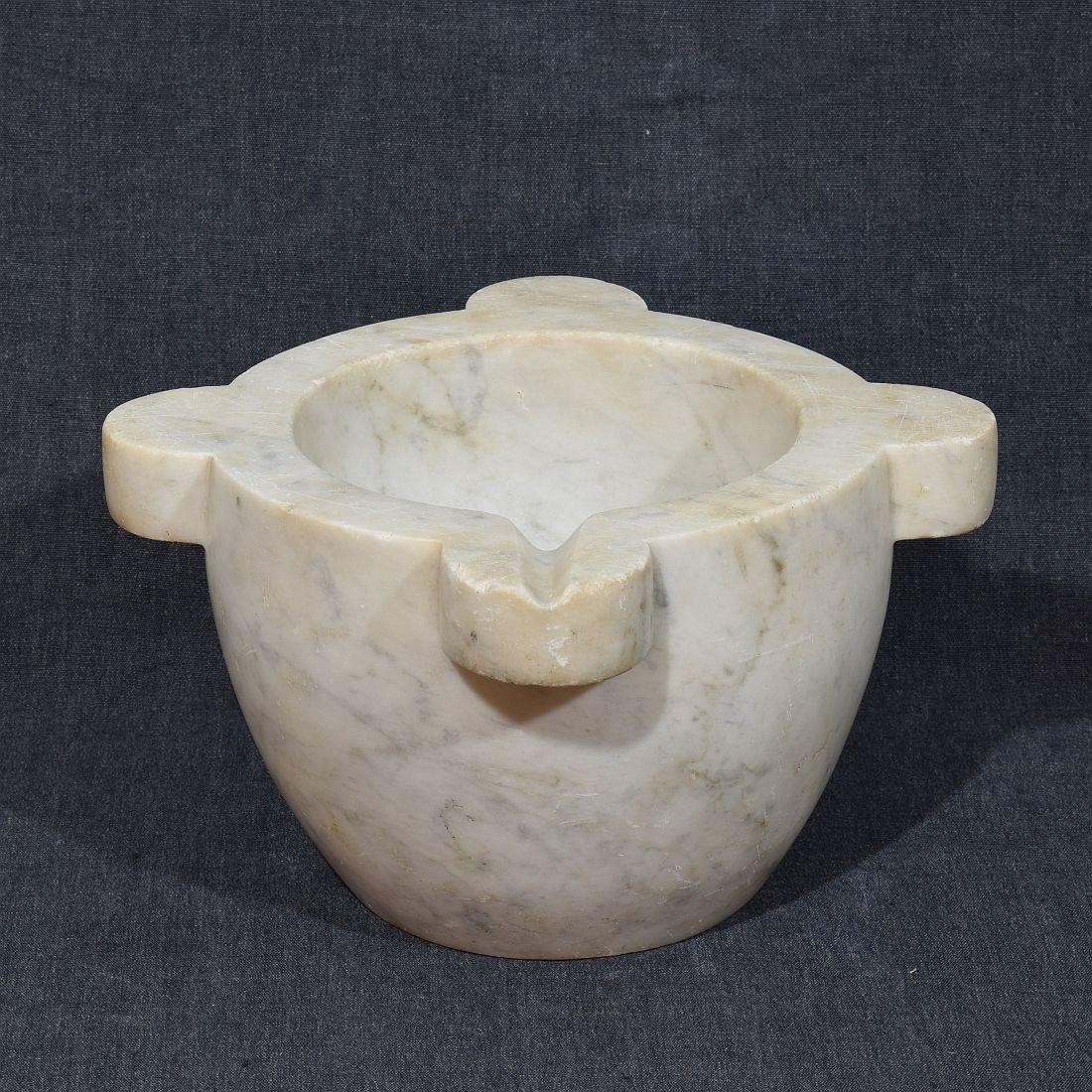 Bellissimo grande mortaio in marmo bianco, Francia, XIX secolo.
Intemperie.
H. H. 15cm  L:27cm D:27cm 