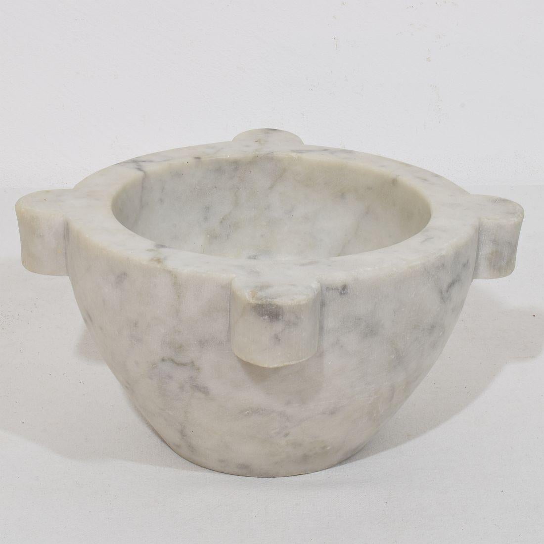 Bellissimo mortaio in marmo bianco, Francia, XIX secolo.
Intemperie.
H. H. 12cm  L:24cm D:24cm 