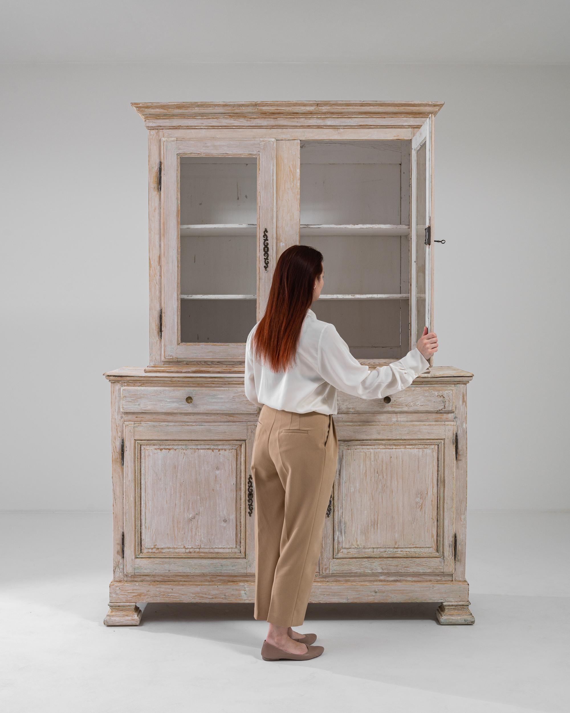 19th Century French White Patinated Vitrine In Good Condition For Sale In High Point, NC