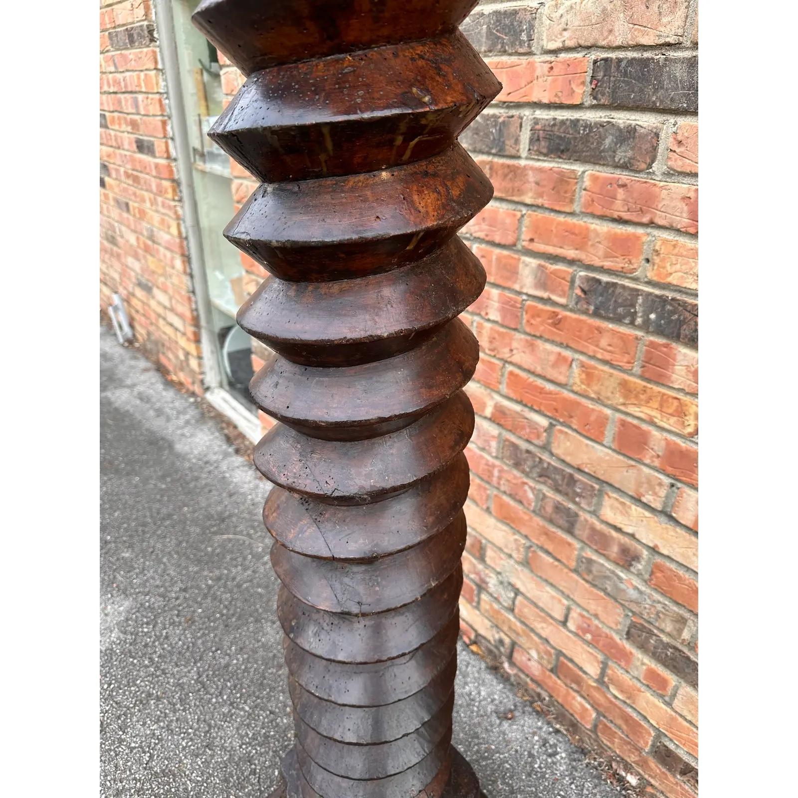 Questa è una bellissima vite da torchio antica! Questo pezzo risale alla Francia del XIX secolo ed era originariamente utilizzato nel processo di produzione del vino nei vigneti francesi. Nel corso degli anni si è sviluppata una patina che mette in