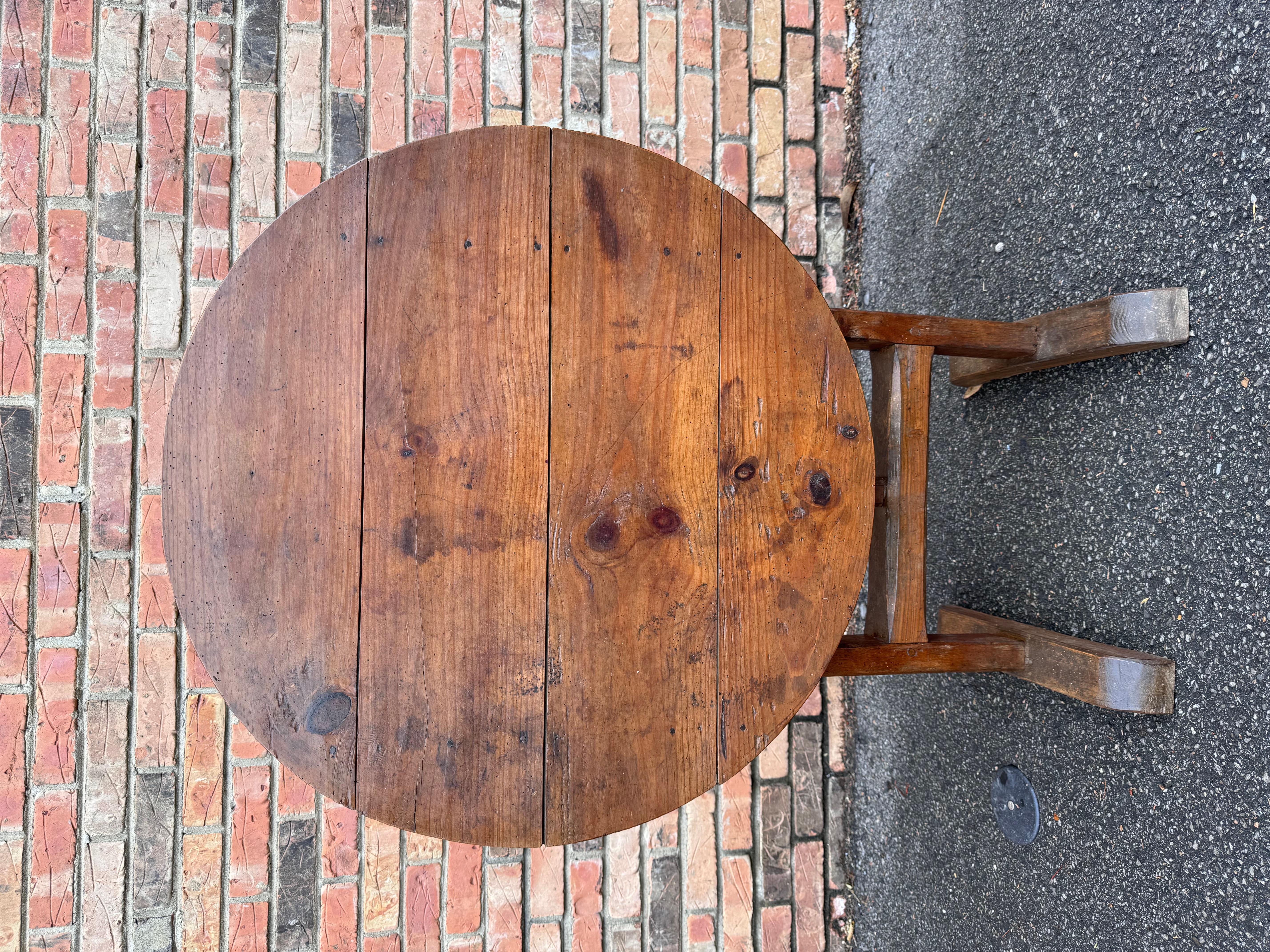 Ésta es una maravillosa mesa de cata francesa de principios del siglo XIX. Cuando veas esta mesa no tendrás que preguntarte cuántos años tiene, realmente habla por sí misma, la pátina es asombrosa. 
#1289

DIMENSIONES
29ʺAN × 29ʺD × 28ʺH