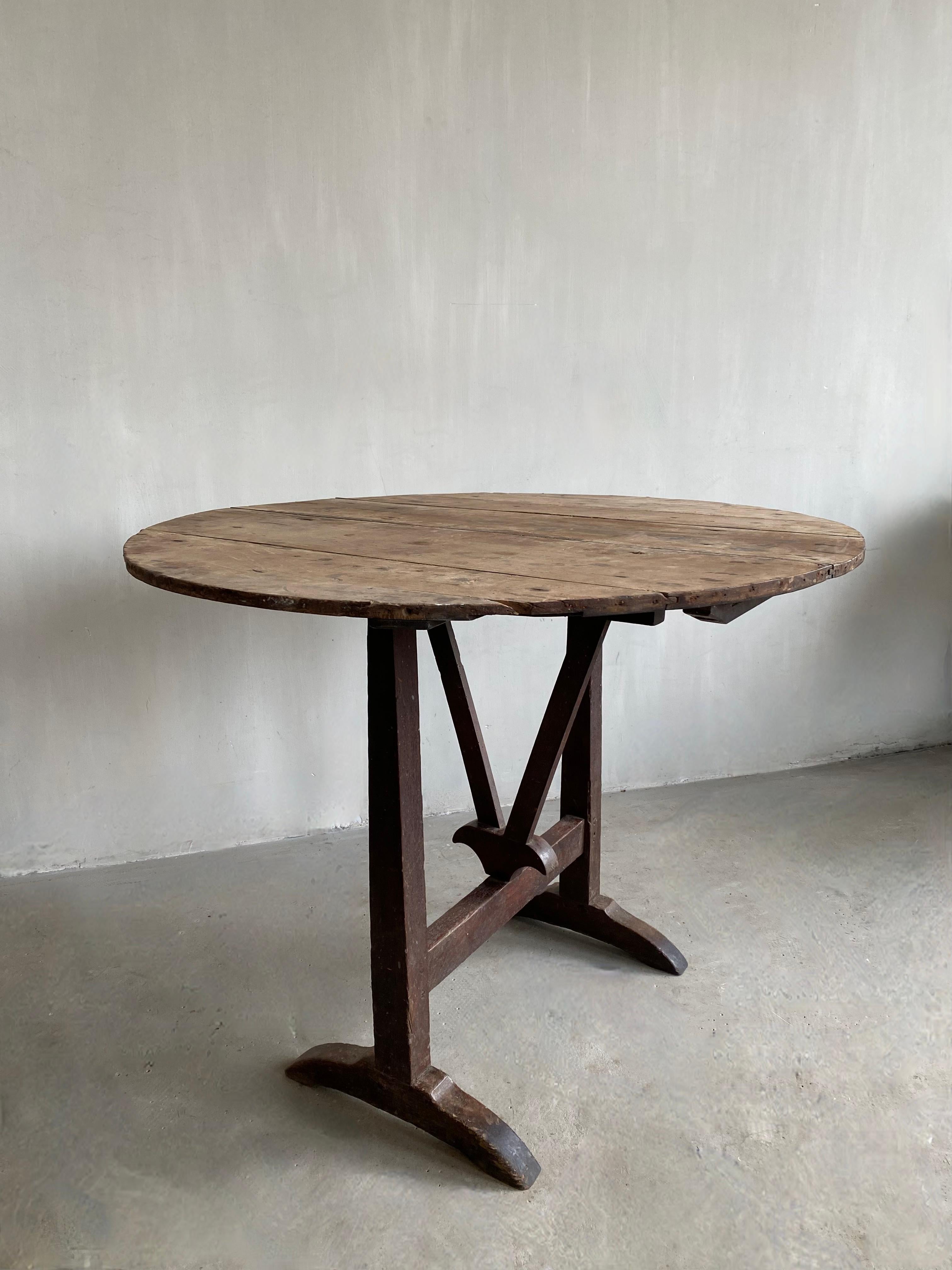 This 19th century French wine tasters table has a beautiful patina from use.
The refinement of the leg set makes it elegant.
Beautiful piece next to a sofa, bed,....

We ship safely worldwide, feel free to request a calculation.
​