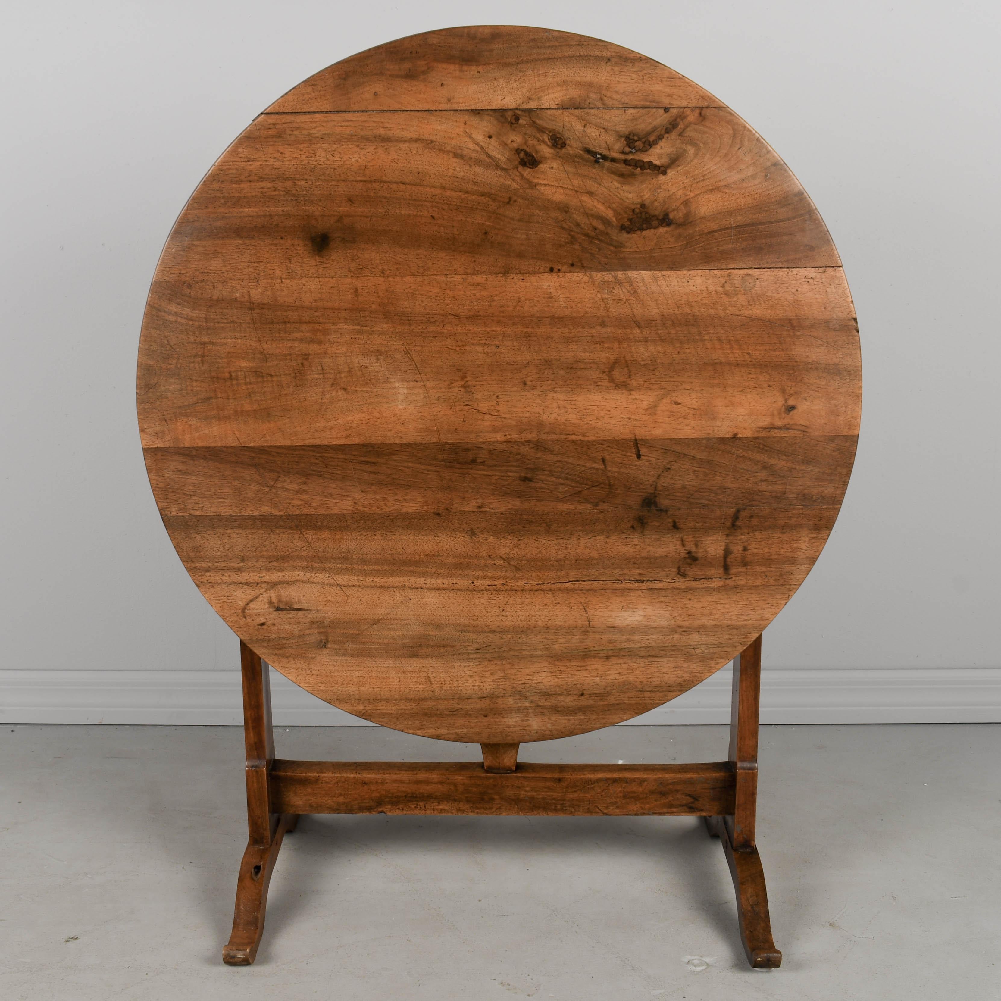 Una mesa de degustación o basculante francesa del siglo XIX, de nogal macizo. Hermosas vetas y carácter de la madera con acabado encerado. Robusta y bien elaborada, con juntas de mortaja y espiga y construcción con clavijas. Se sustituye un pie.