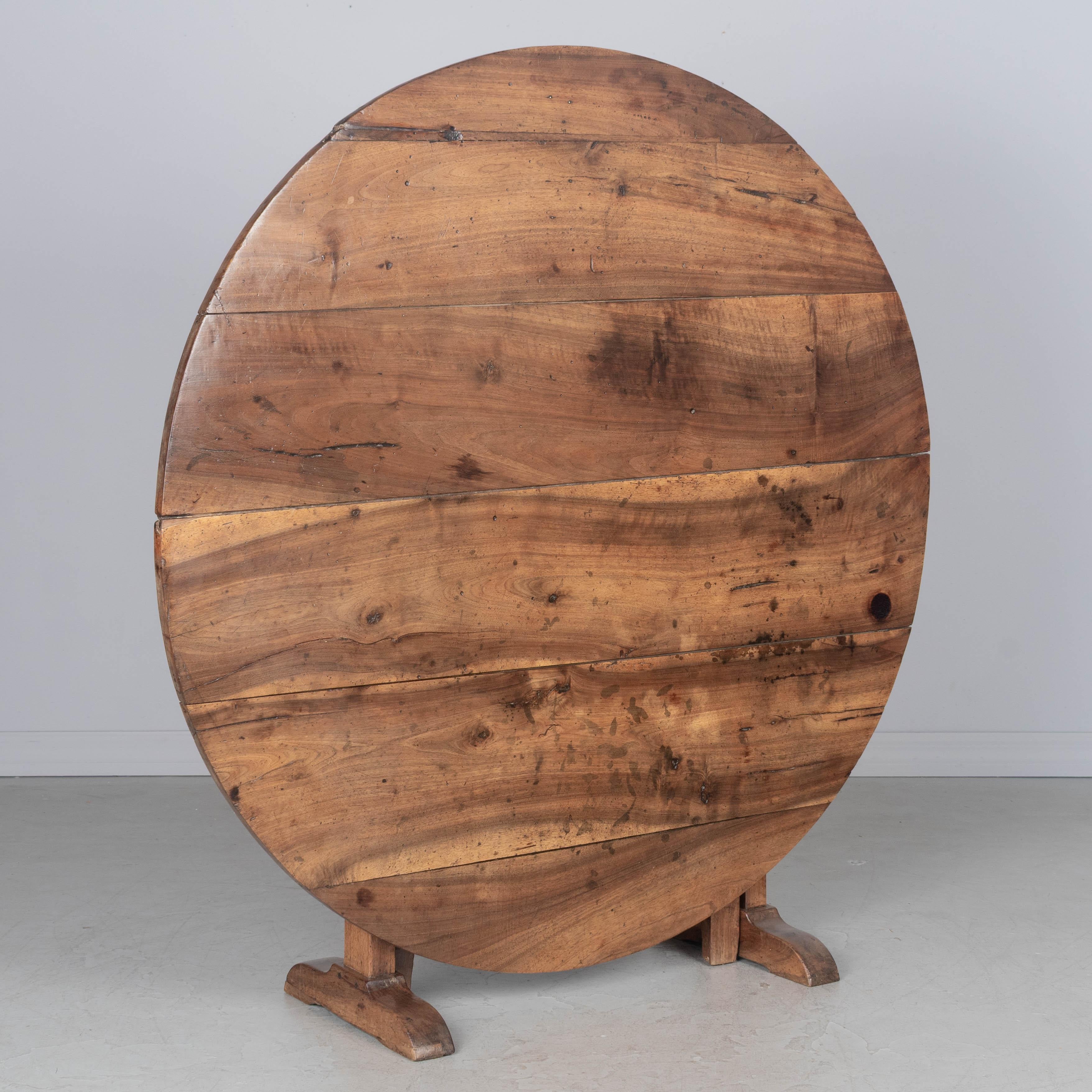 Un tavolo da degustazione francese del XIX secolo in noce massiccio. Il legno è caratterizzato da una bella venatura e da una finitura a cera. Robusto e ben realizzato con incastri a mortasa e tenone e costruzione a pioli. Circa 1850-1860.