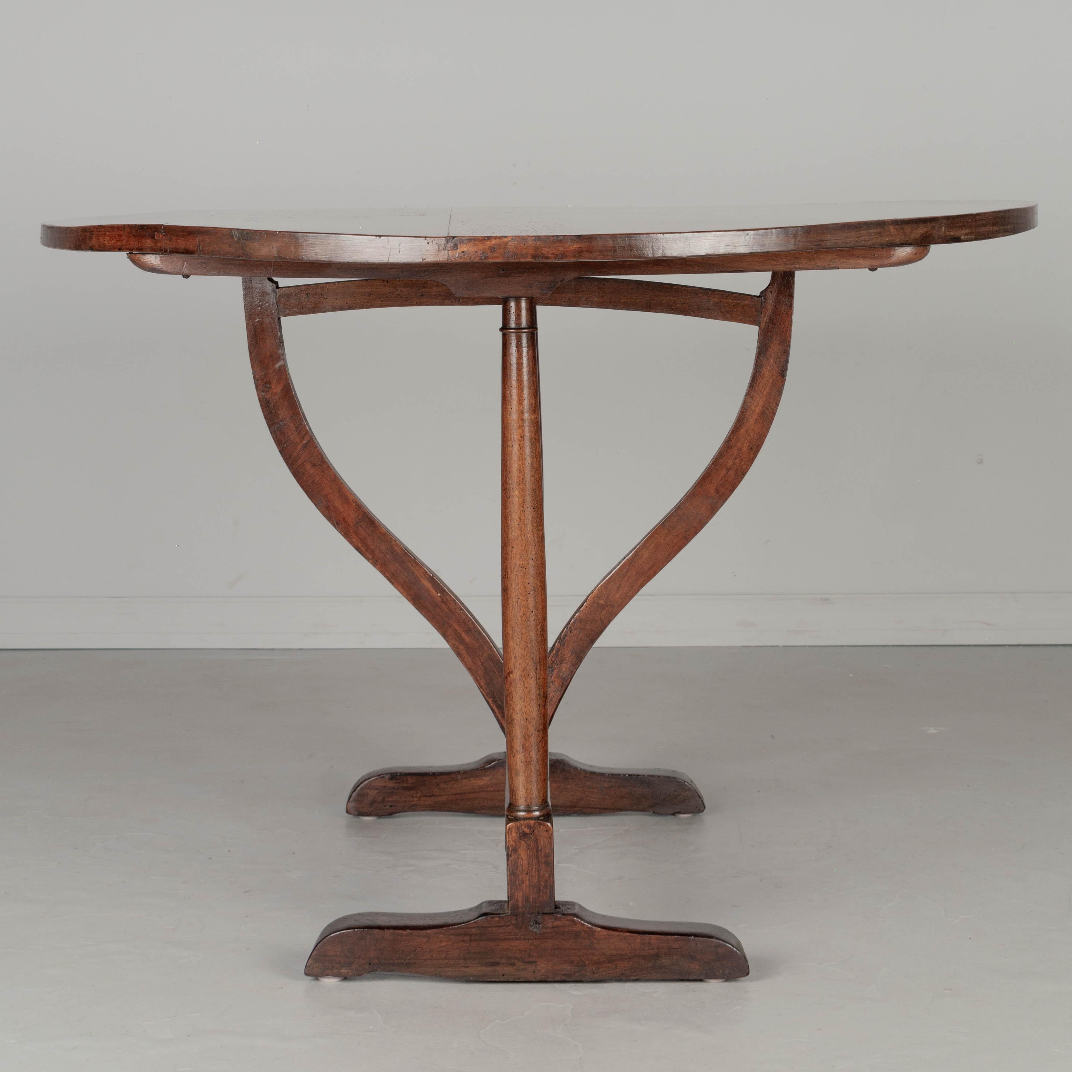 Noyer Table de dégustation de vin ou table basculante française du 19e siècle en vente