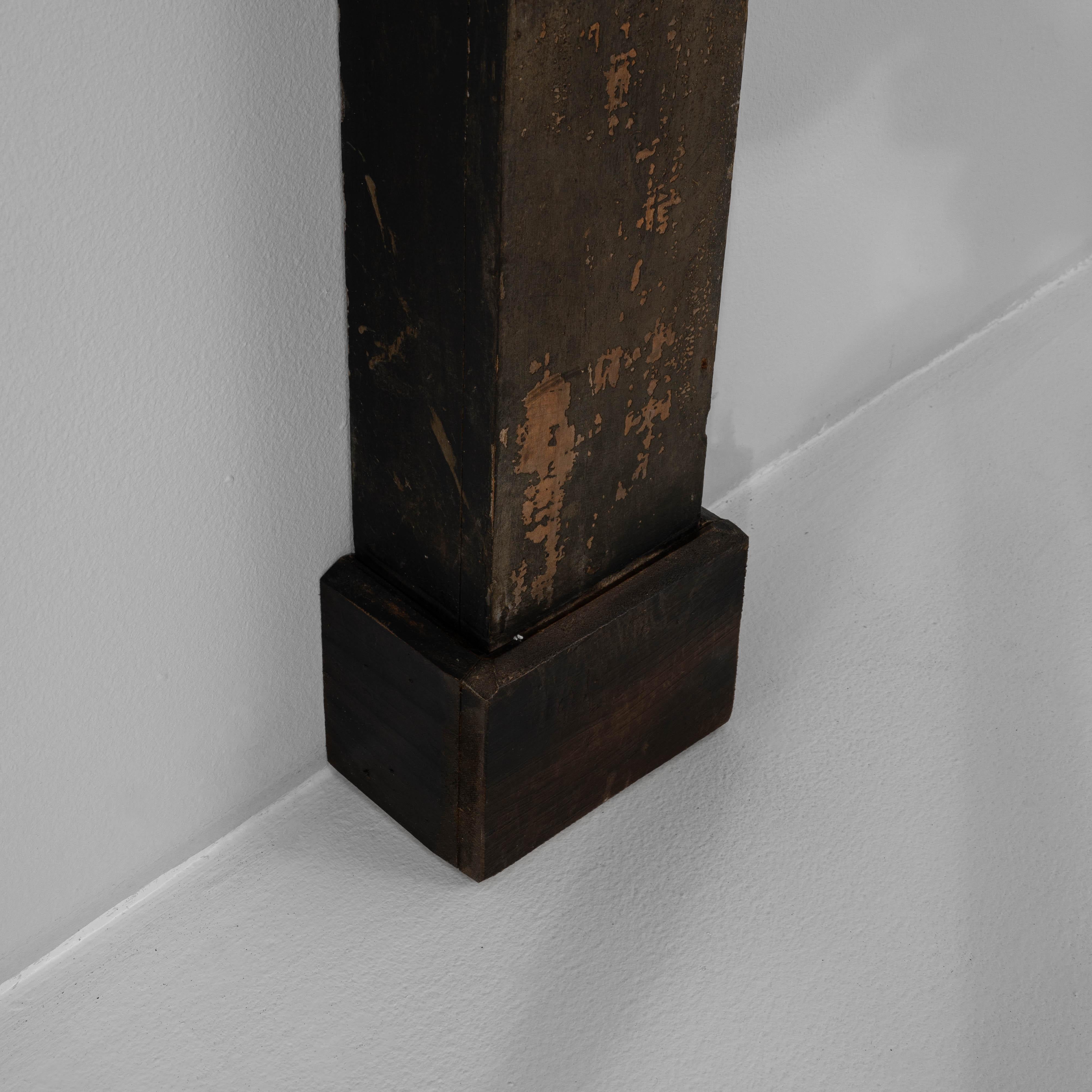 Cornice per camino francese del XIX secolo con una ricca finitura nera patinata, che mette in mostra il carattere senza tempo e la bellezza invecchiata della sua superficie originale. La forma lineare è sottilmente dettagliata con accenti