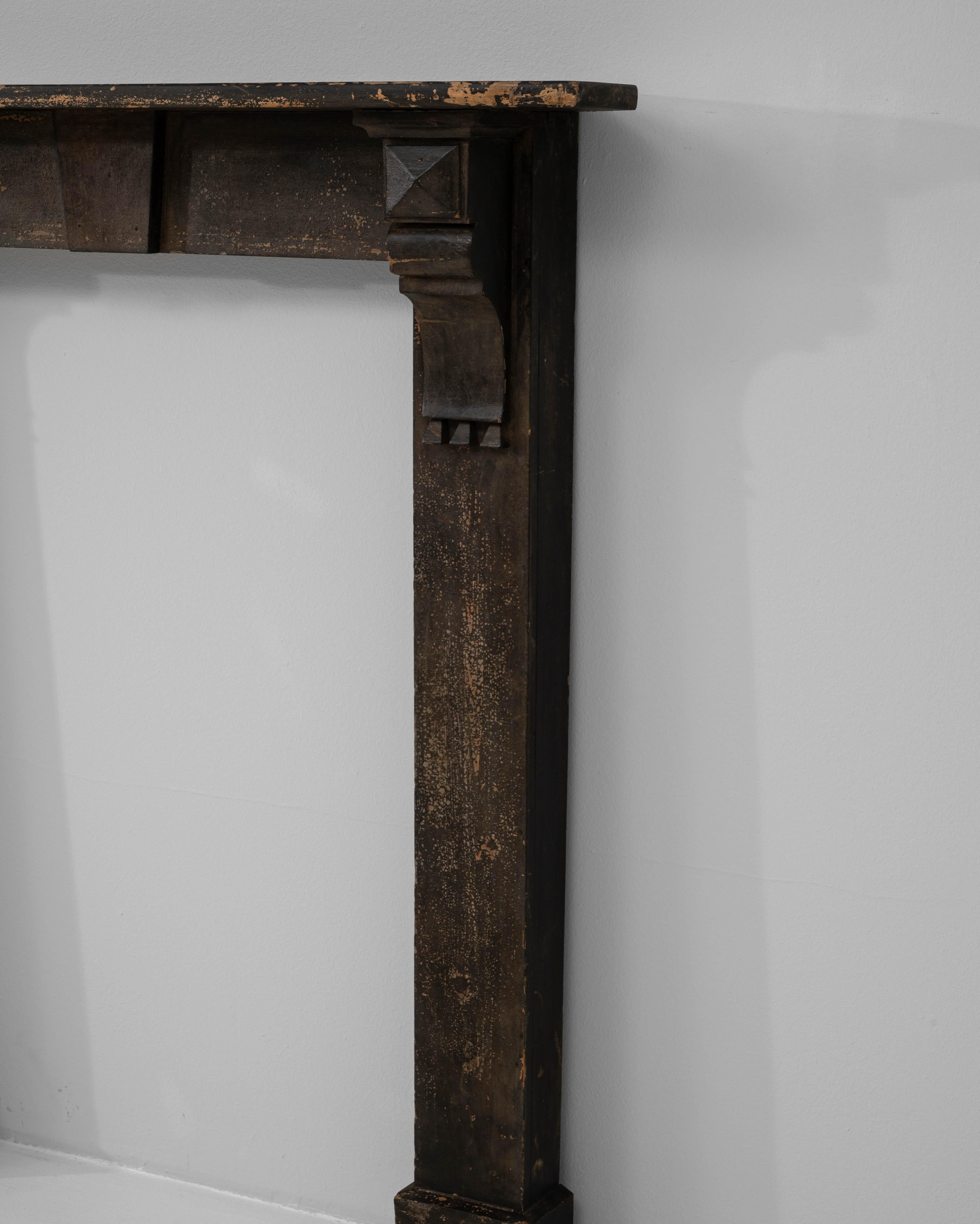 Legno Camino francese del XIX secolo in Wood patinato nero in vendita