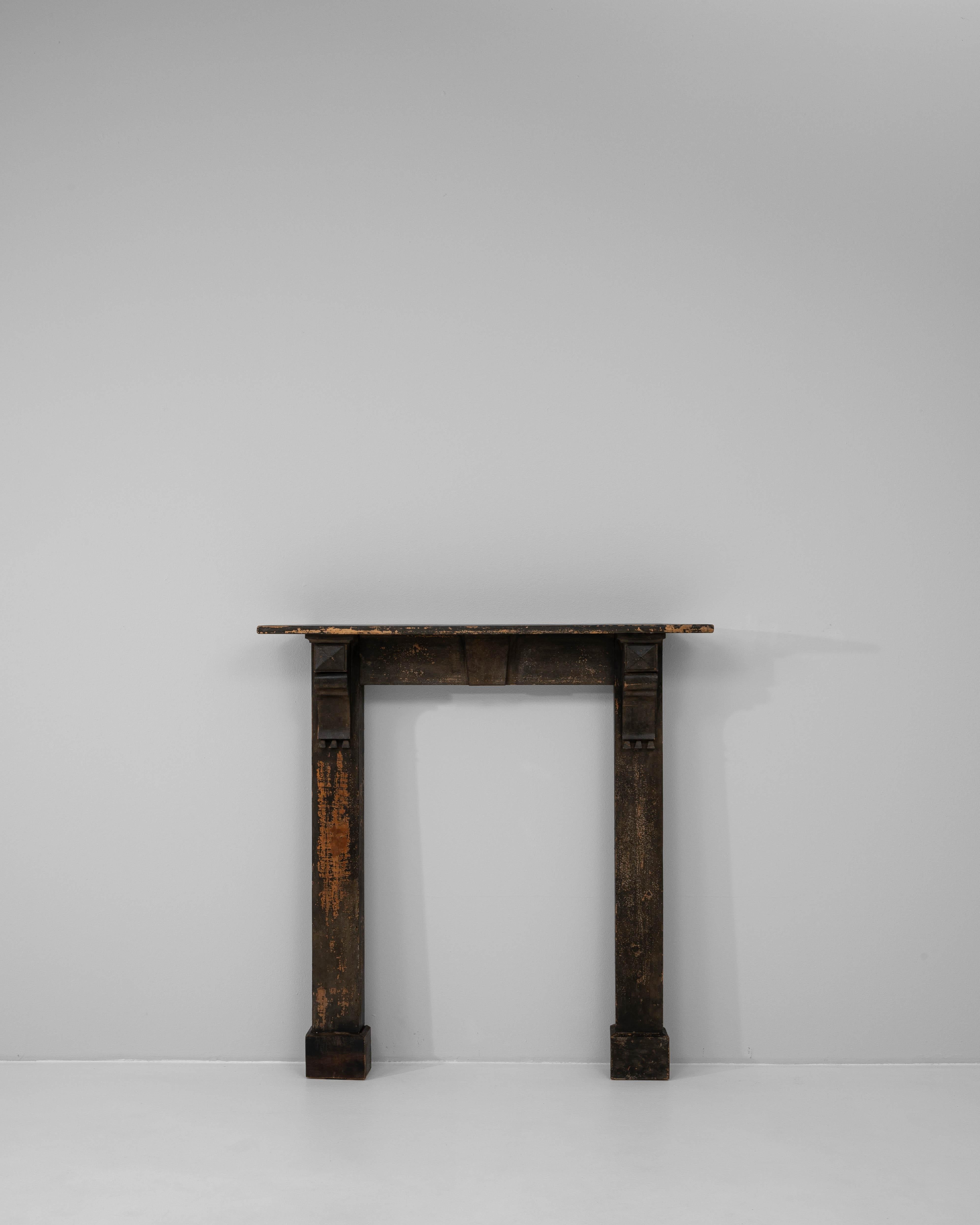 Camino francese del XIX secolo in Wood patinato nero in vendita 3