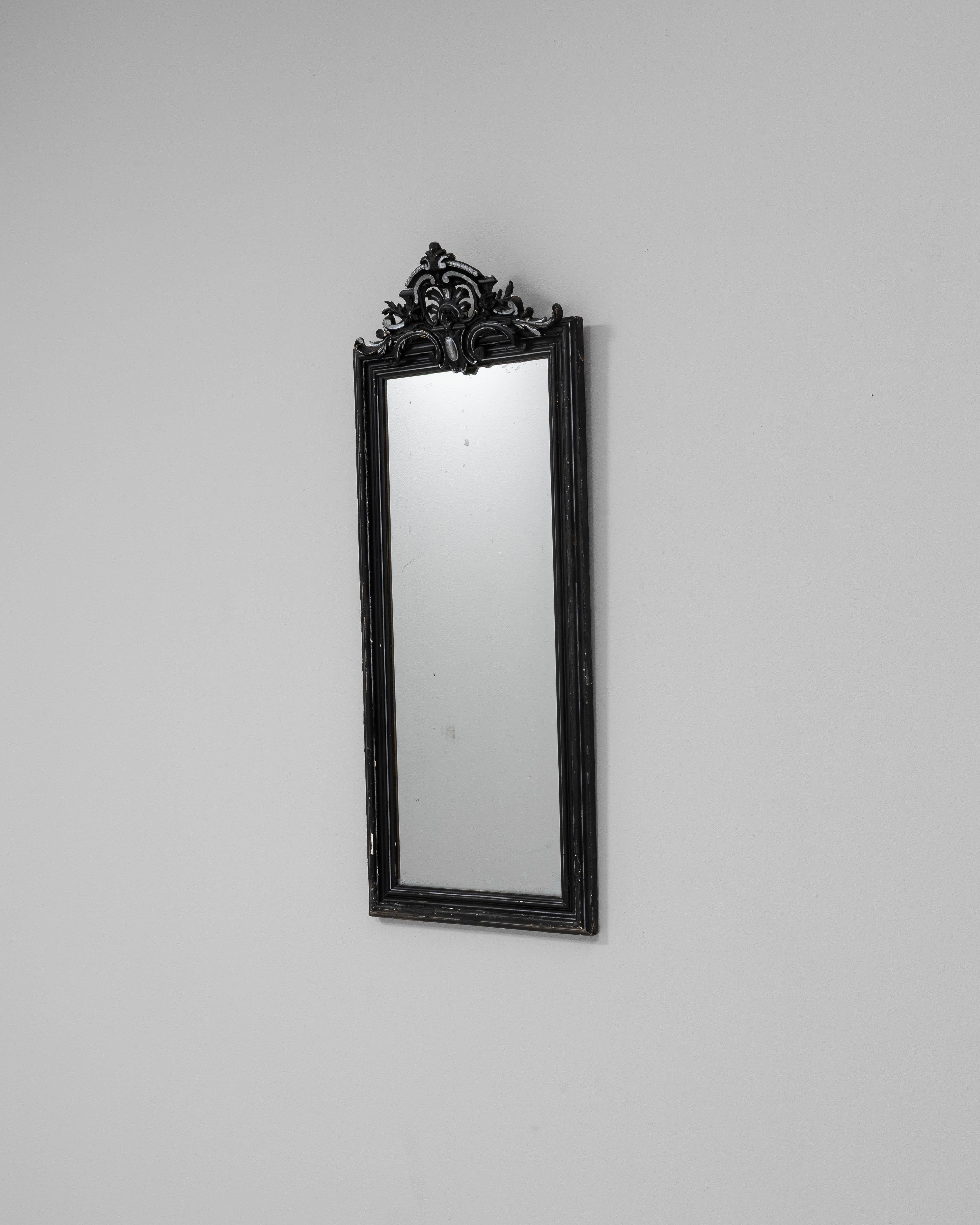 Miroir en bois patiné noir du 19e siècle avec écusson orné Bon état - En vente à High Point, NC