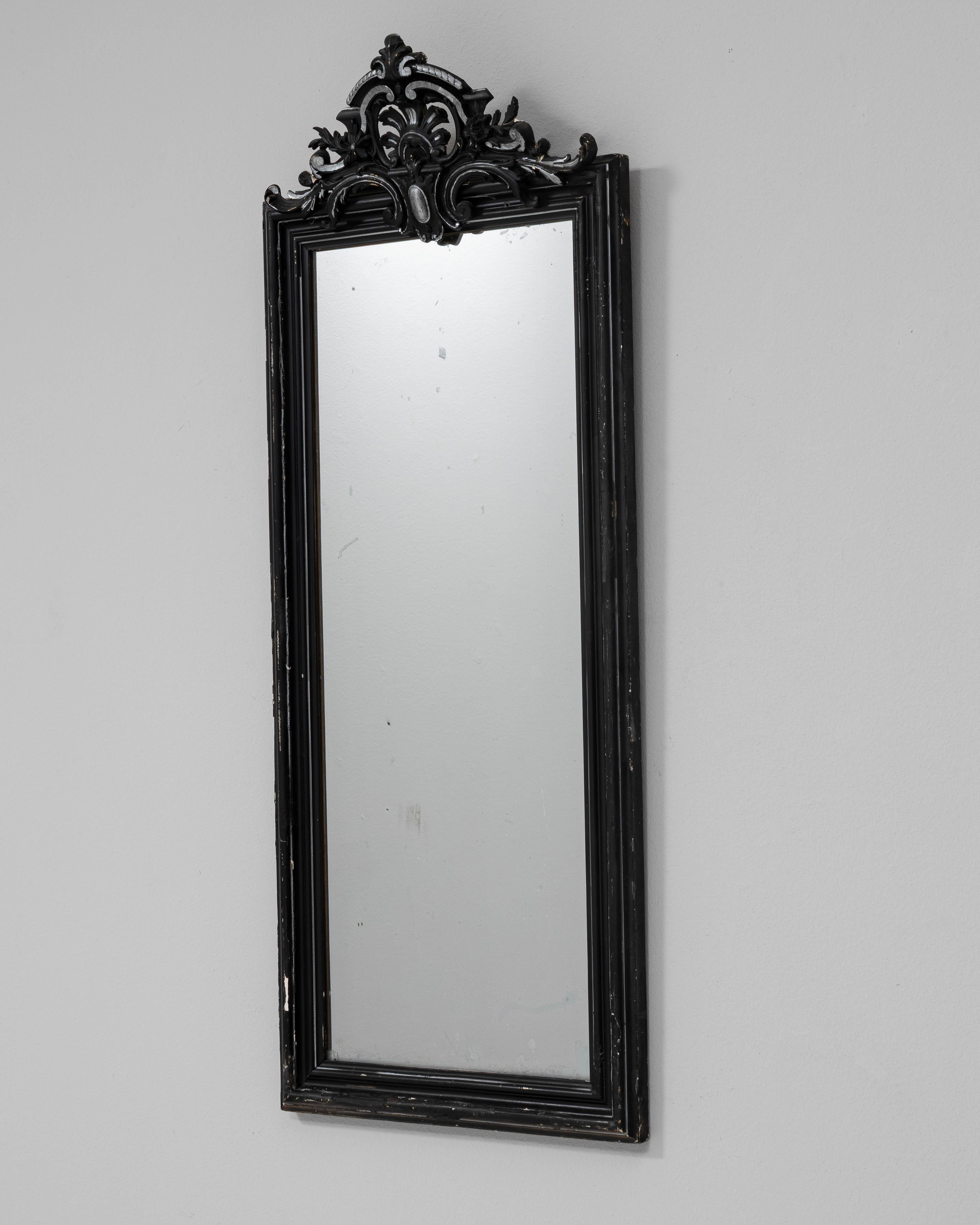 Verre Miroir en bois patiné noir du 19e siècle avec écusson orné en vente