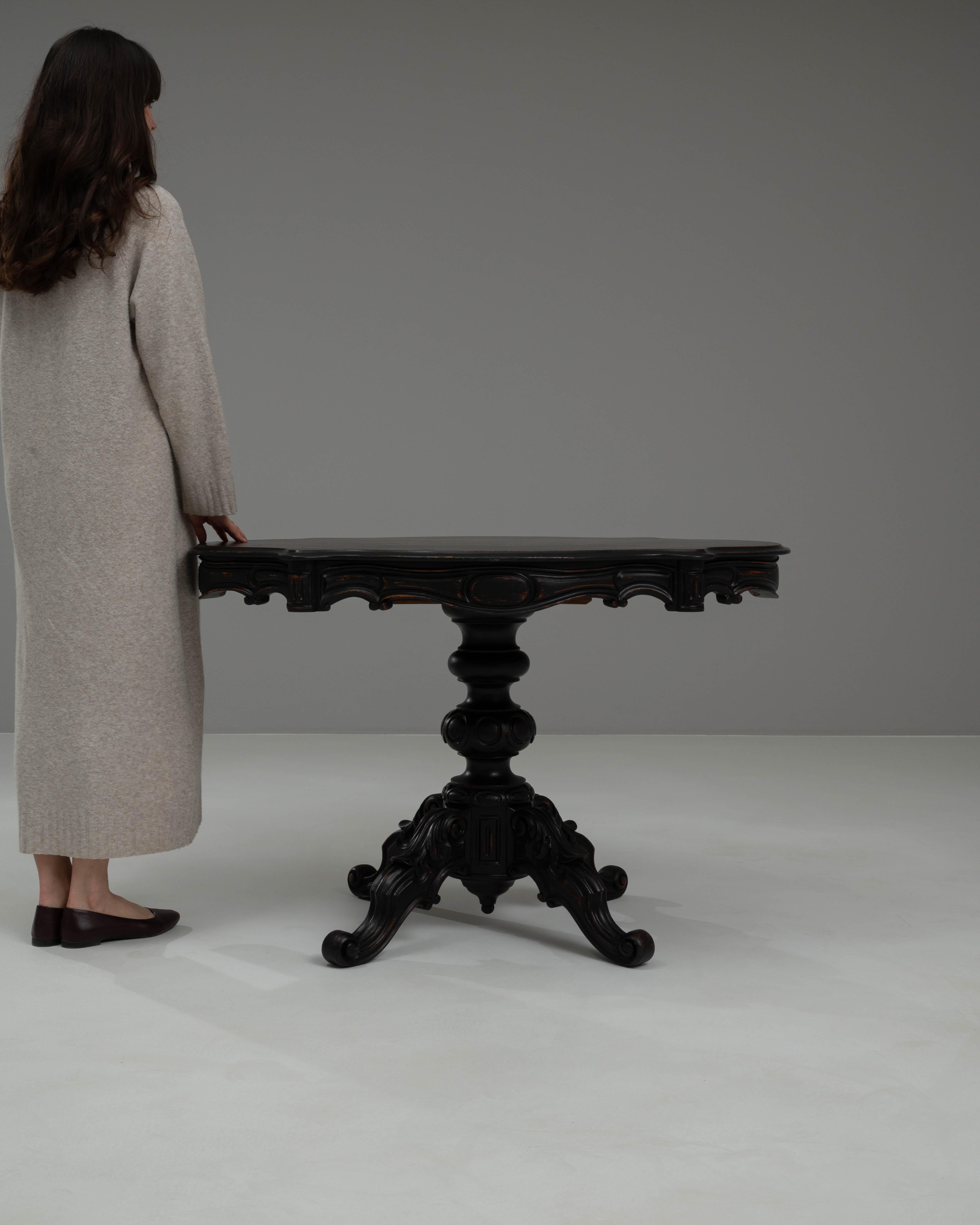 Français Table d'appoint en bois patiné noir du 19e siècle, France en vente