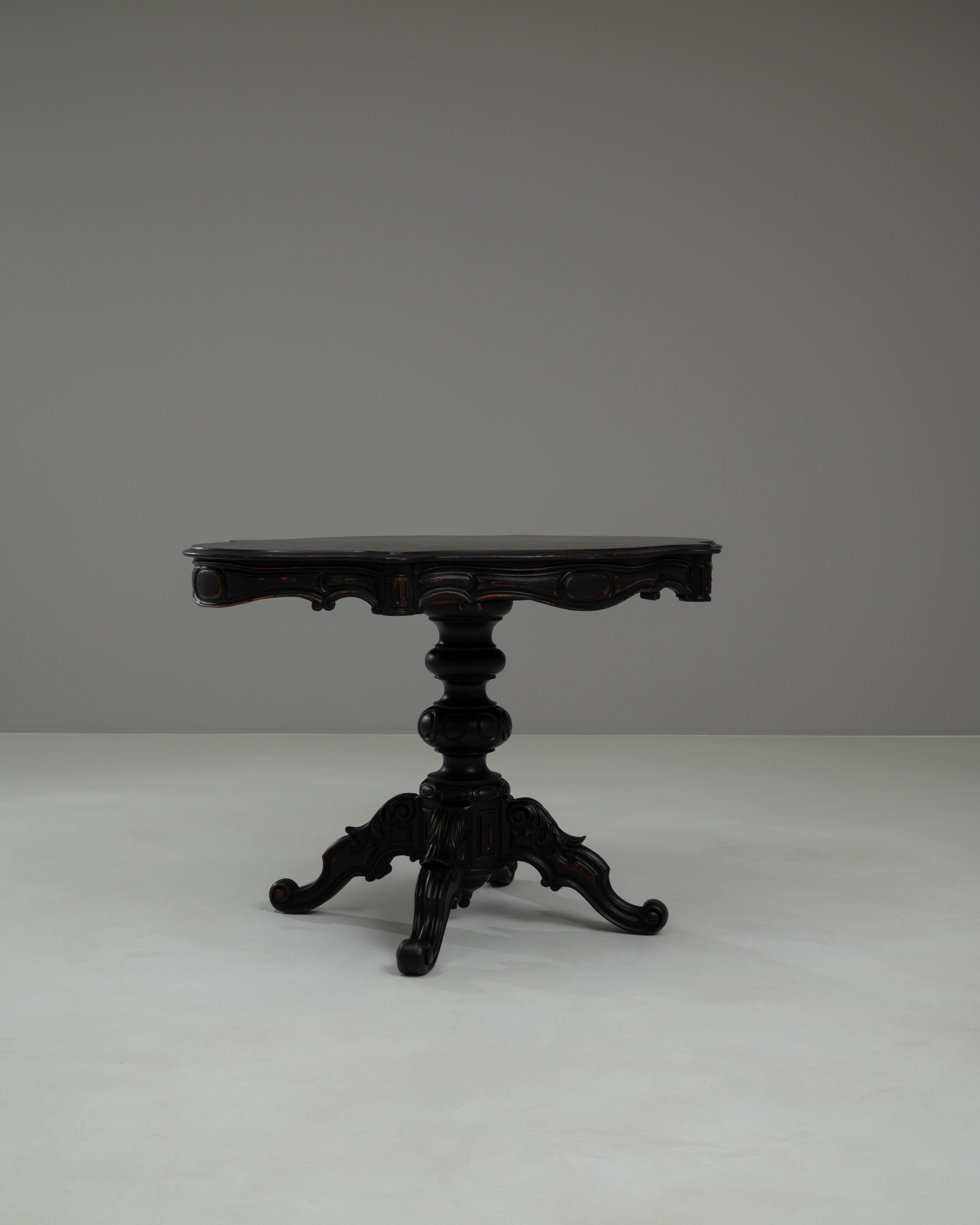 Patiné Table d'appoint en bois patiné noir du 19e siècle, France en vente