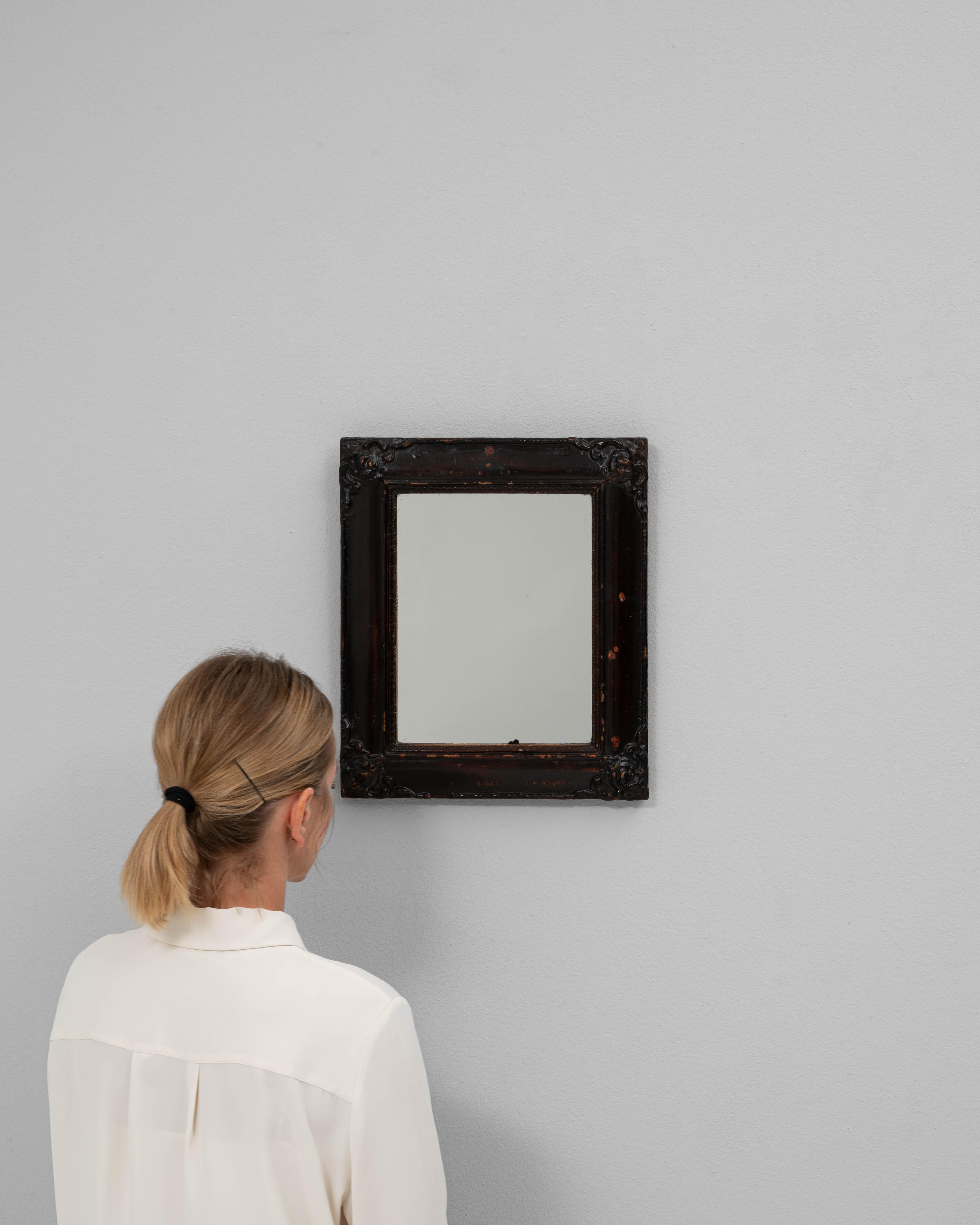 Français Miroir mural en bois patiné noir du 19ème siècle français en vente