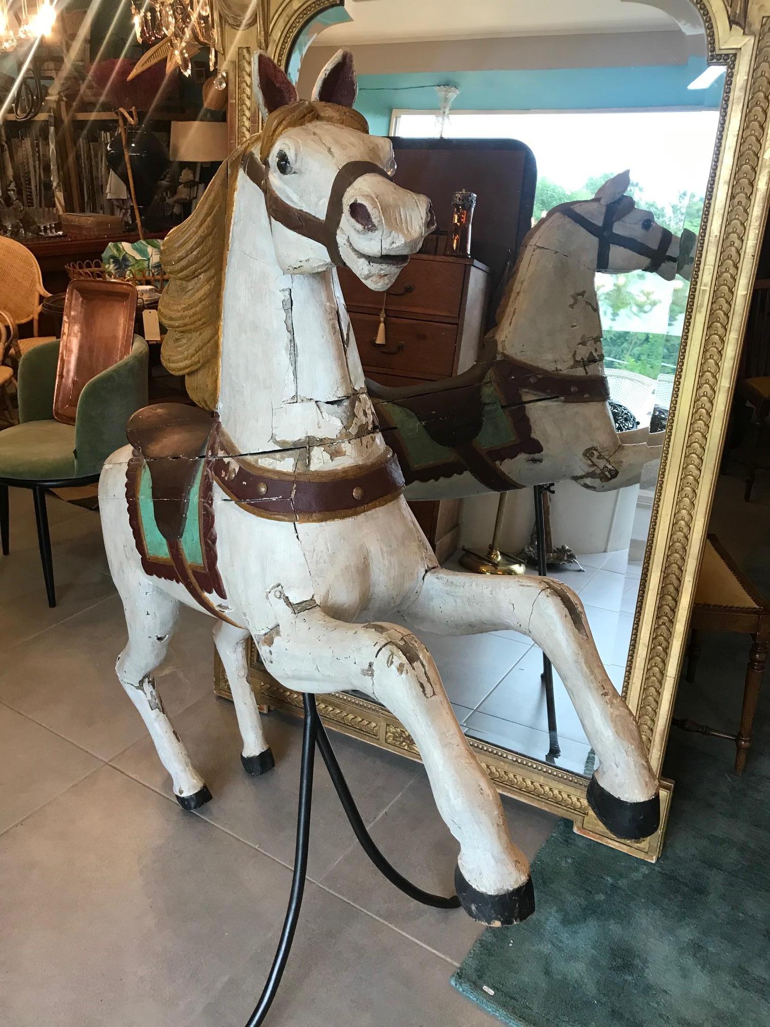 Magnifique carrousel français en bois peint du 19ème siècle. Cheval des années 1850.
Cheval en bois peint en blanc sur un socle en métal (fabriqué pour ce cheval) amovible et réglable en hauteur. Yeux de sulfure. Queue de cheval amovible en crin de
