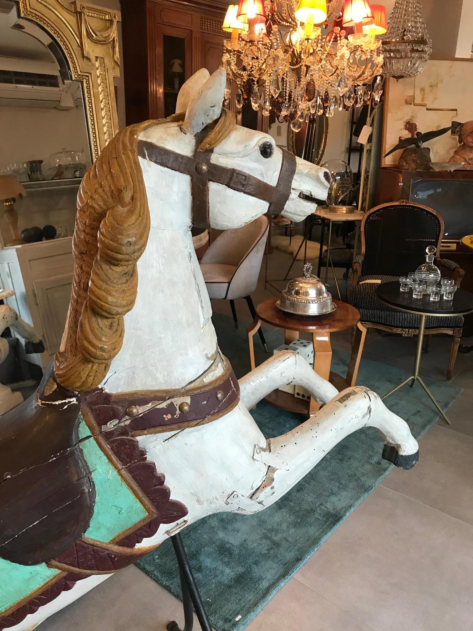 Cheval de manège en bois français du 19ème siècle, années 1850 Bon état à LEGNY, FR