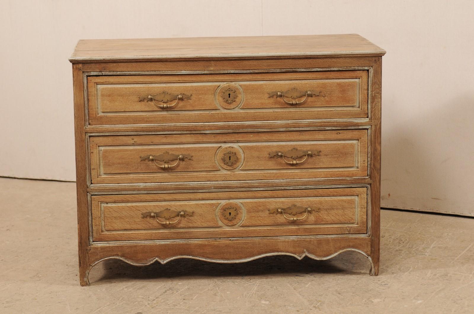 19th Century French Wood Chest of Drawers with Wonderfully Scalloped Skirt (Französisch)