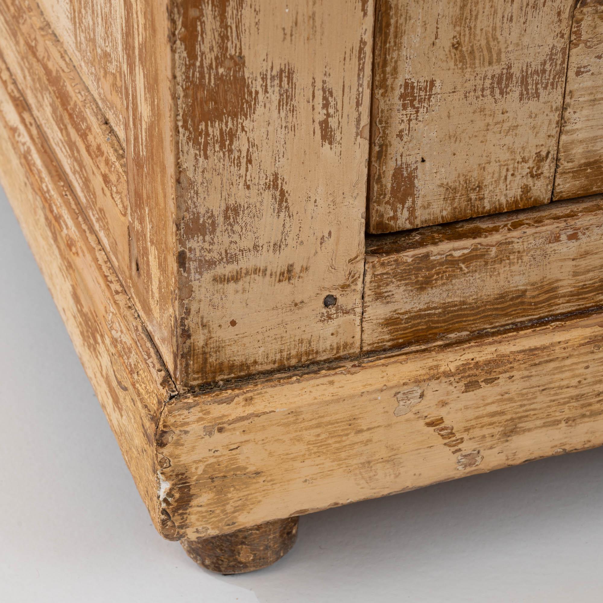Table de chevet française du 19ème siècle en bois patiné en vente 5