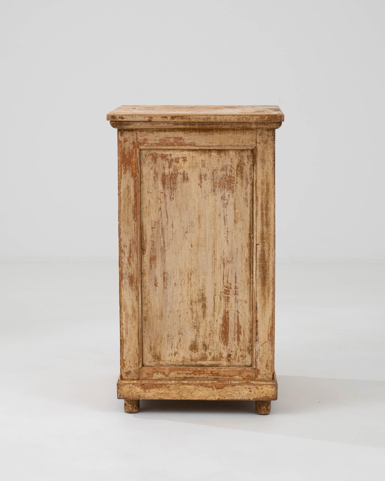 Table de chevet française du 19ème siècle en bois patiné en vente 6