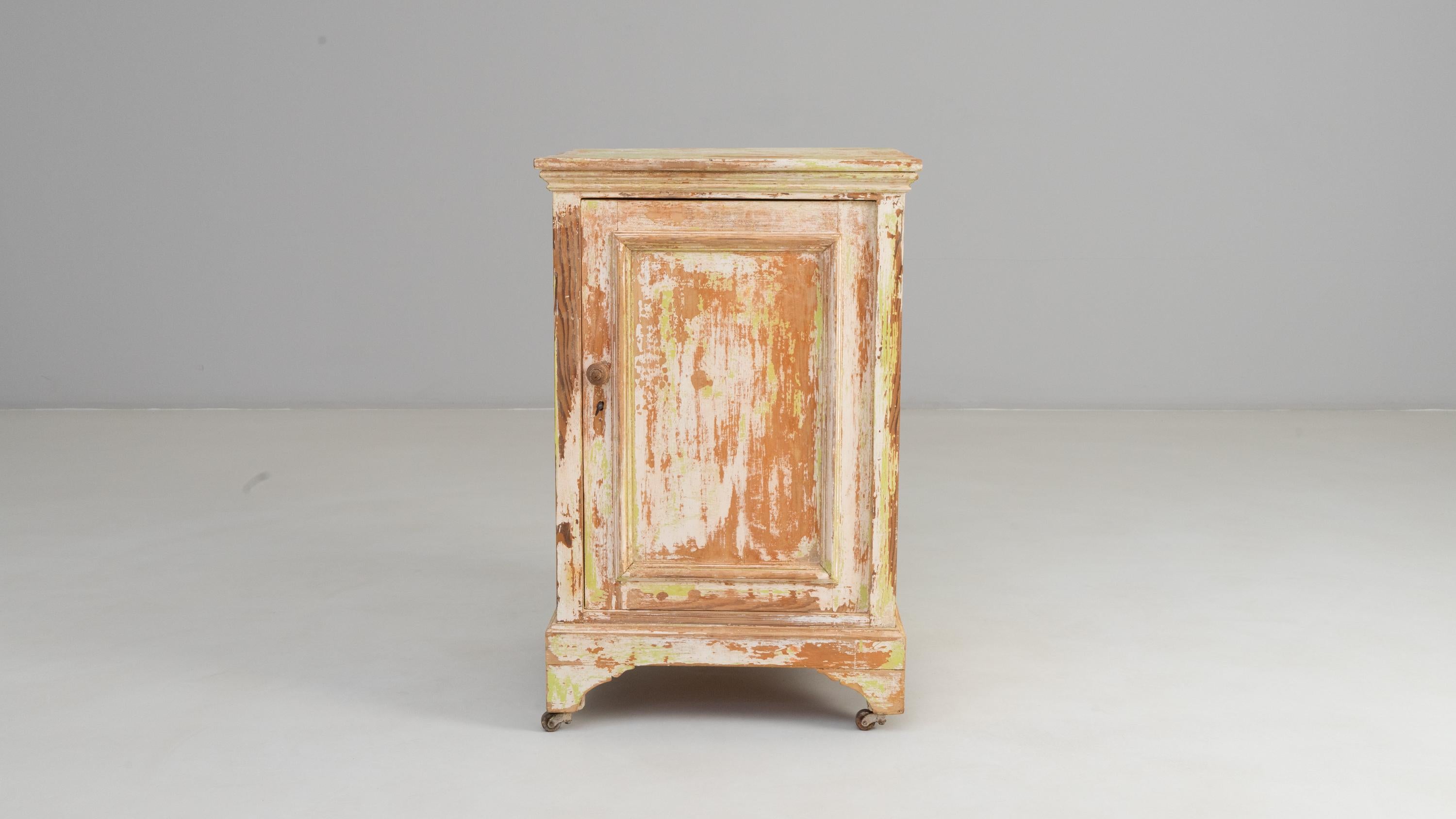 Legno 19th Century French Wood Patinated Cabinet With Wheels in vendita