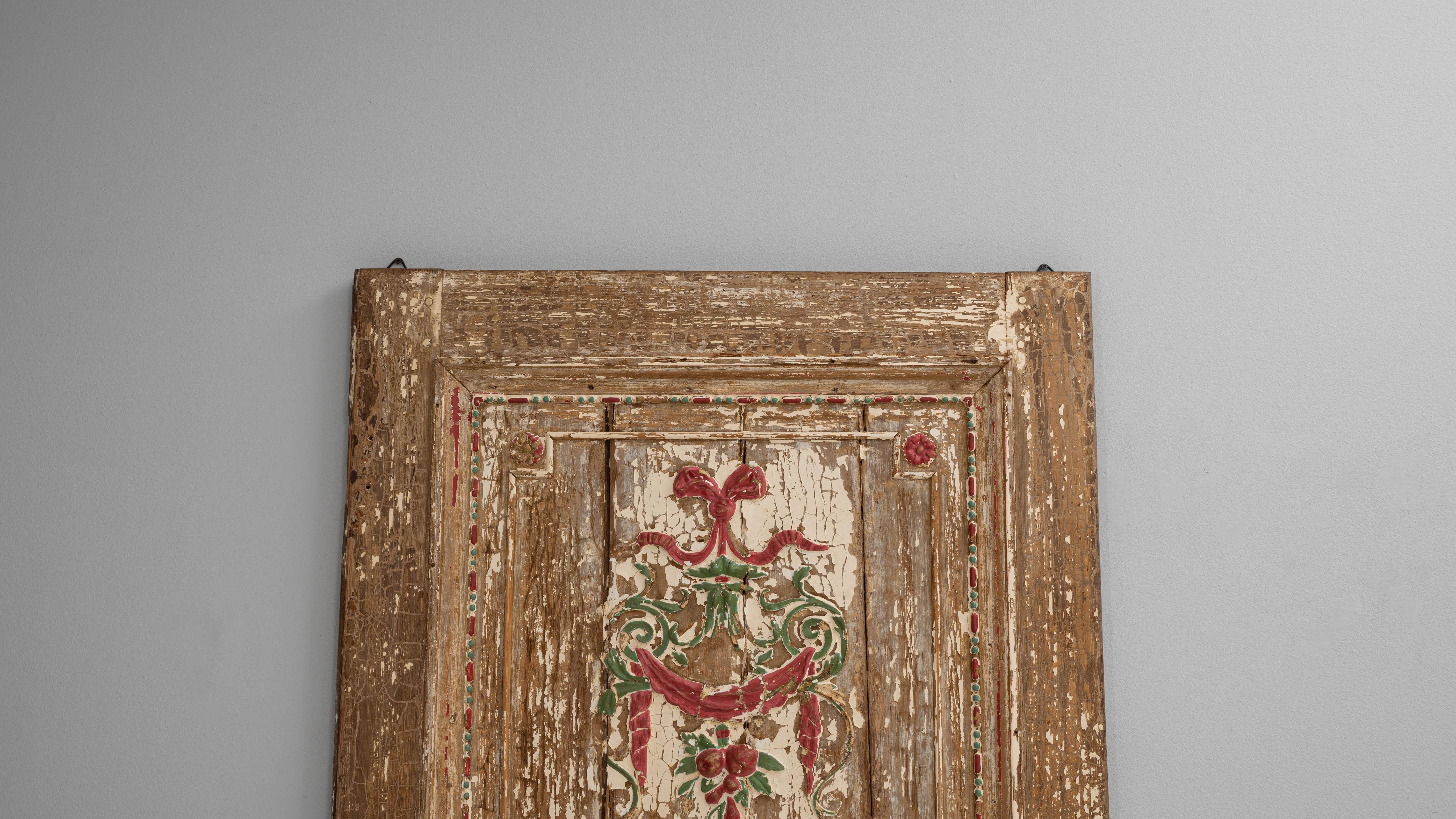 Questa porta francese del XIX secolo presenta un suggestivo mix di decorazioni originali dipinte, patina rovinata dagli agenti atmosferici e un pannello a specchio consumato dal tempo che riflettono la sua lunga storia architettonica. Il registro