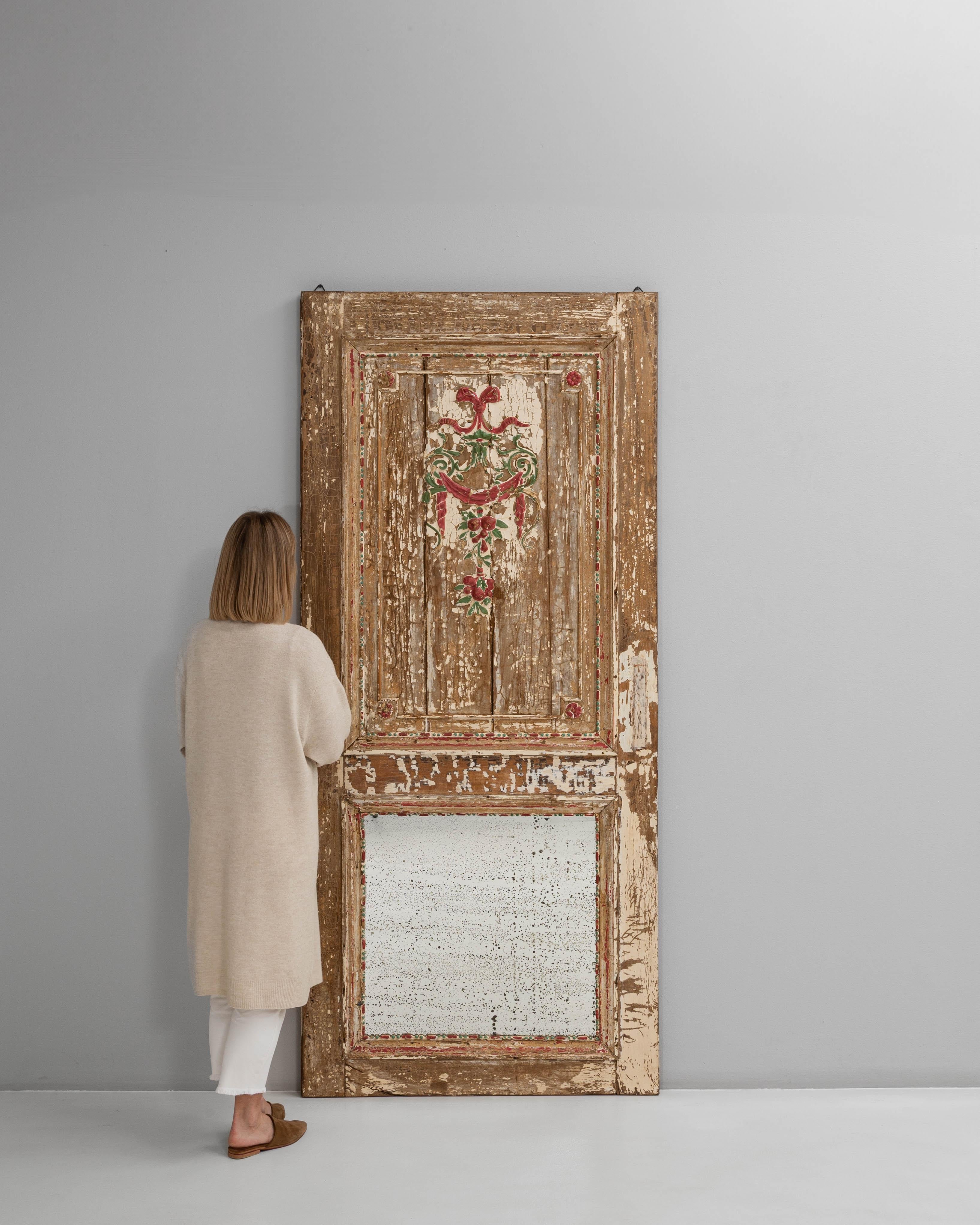 Vetro Porta in legno patinato francese del XIX secolo con specchio in vendita