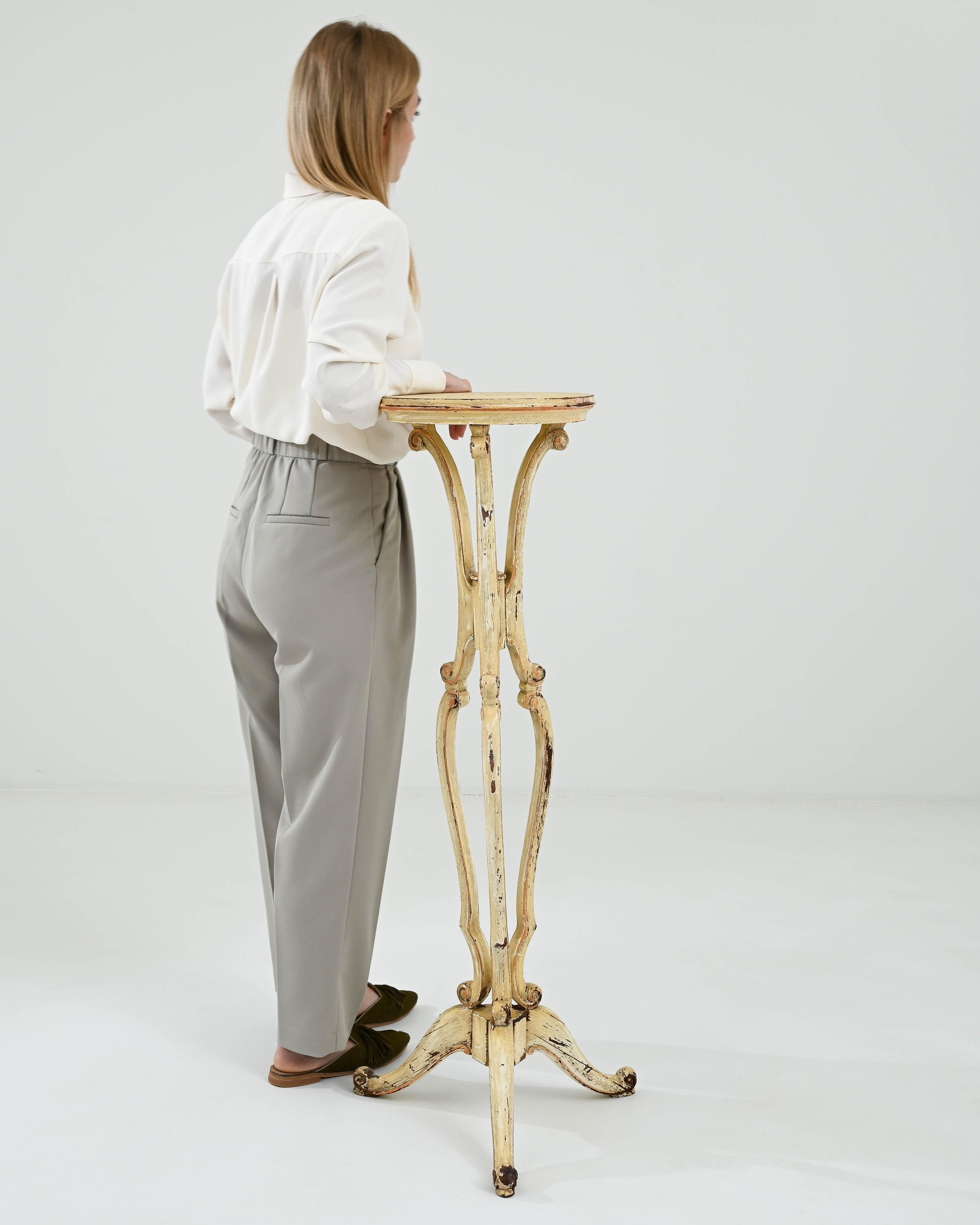 Eleva l'arredamento della tua casa con questo squisito piedistallo in legno francese patinato del XIX secolo. Realizzato con dettagli intricati, questo elegante piedistallo presenta una patina invecchiata che aggiunge un tocco di fascino rustico. Le